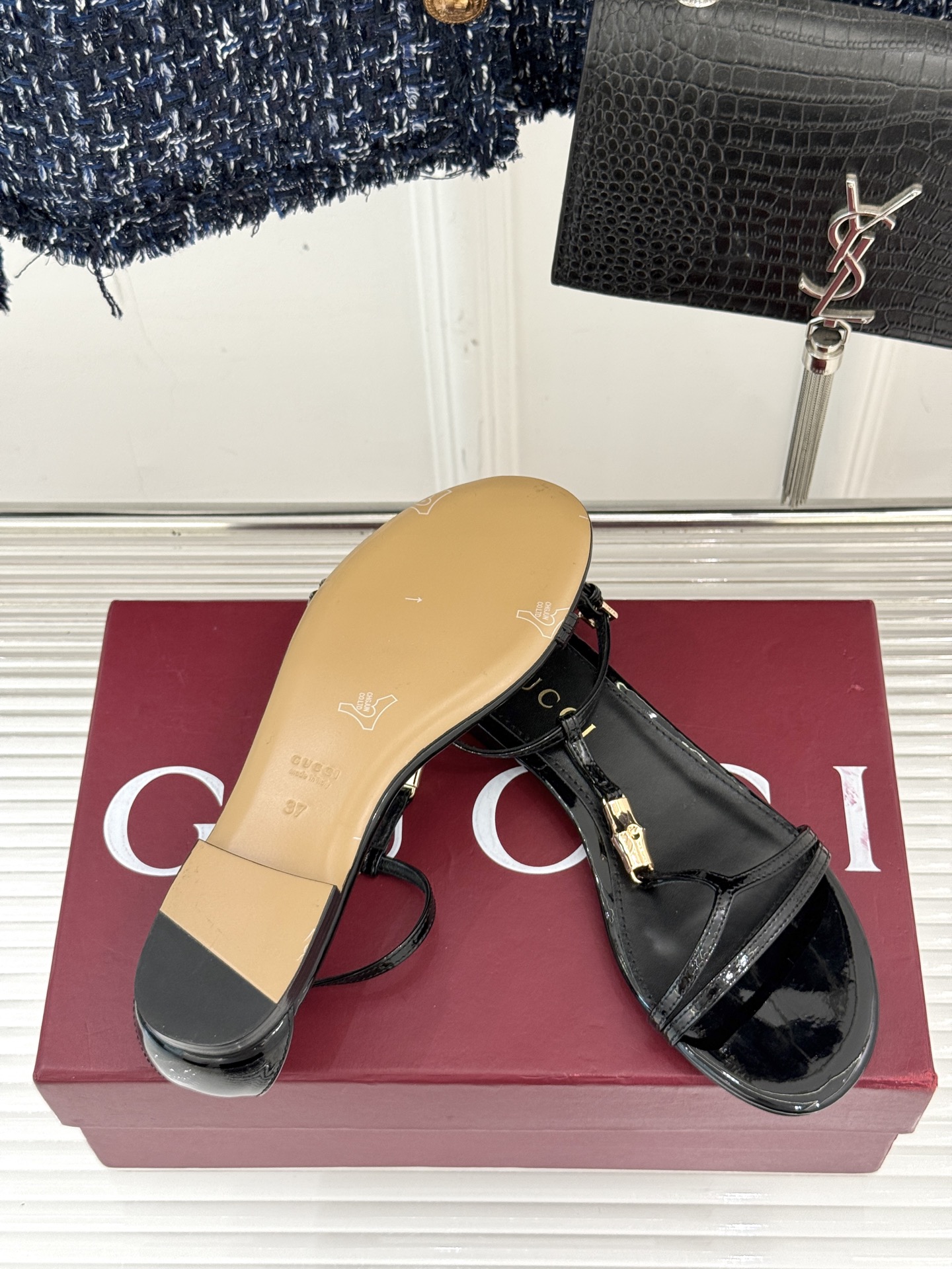 Gucci/古驰25ss竹节扣系列凉鞋
时尚与经典的完美融合✨
经典竹节扣自带复古腔调🎋 
是品牌DNA