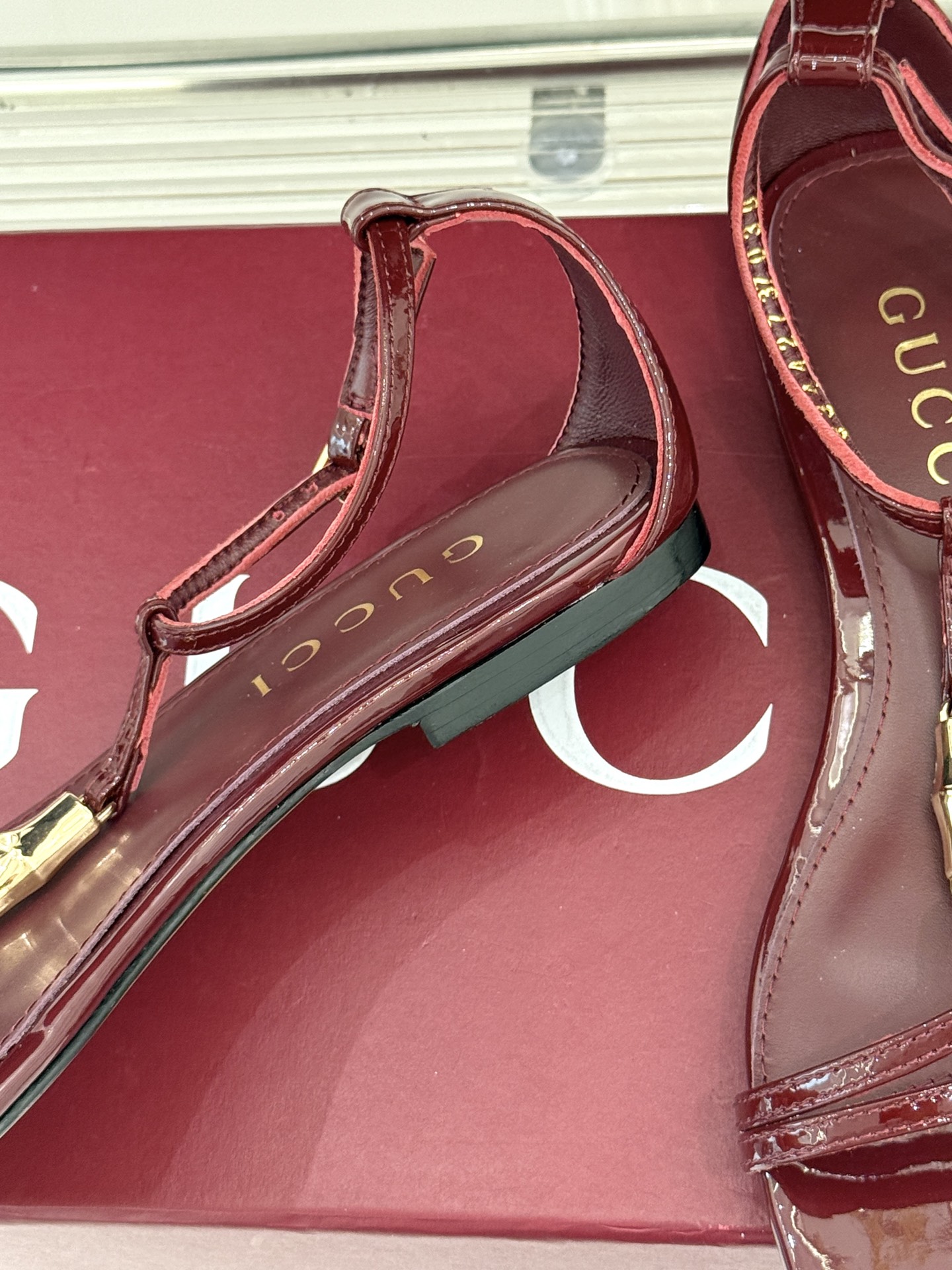 Gucci/古驰25ss竹节扣系列凉鞋
时尚与经典的完美融合✨
经典竹节扣自带复古腔调🎋 
是品牌DNA