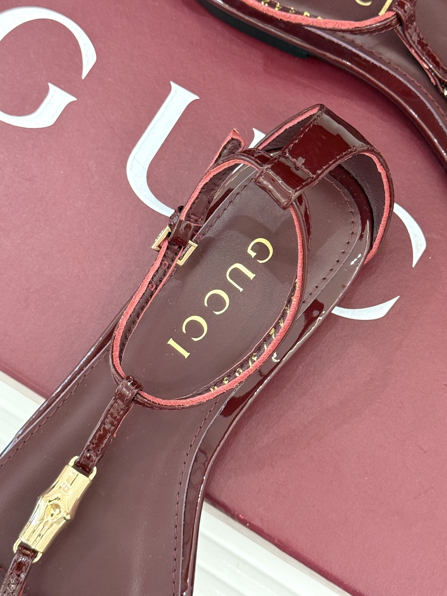 Gucci/古驰25ss竹节扣系列凉鞋
时尚与经典的完美融合✨
经典竹节扣自带复古腔调🎋 
是品牌DNA