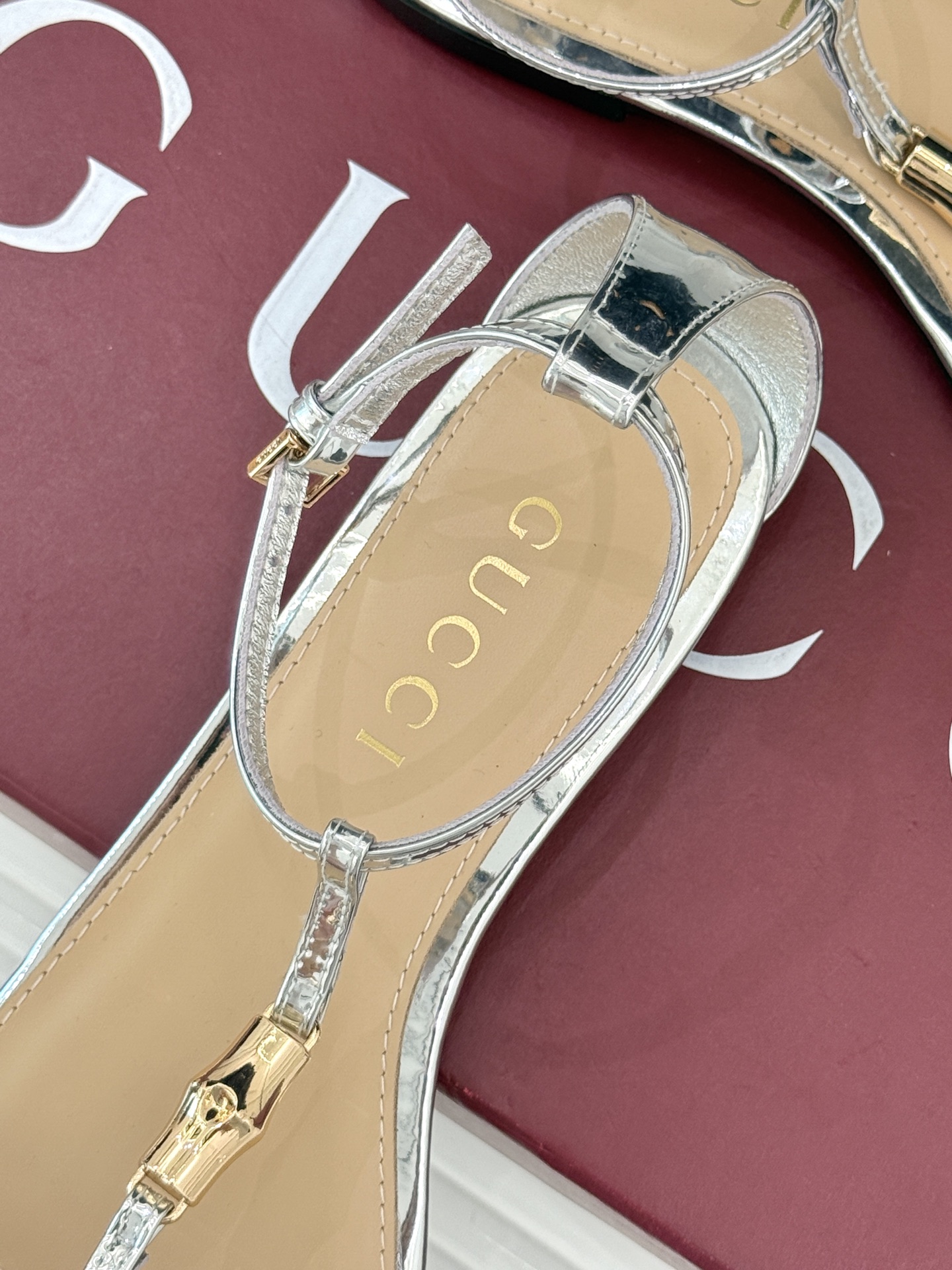 Gucci/古驰25ss竹节扣系列凉鞋
时尚与经典的完美融合✨
经典竹节扣自带复古腔调🎋 
是品牌DNA