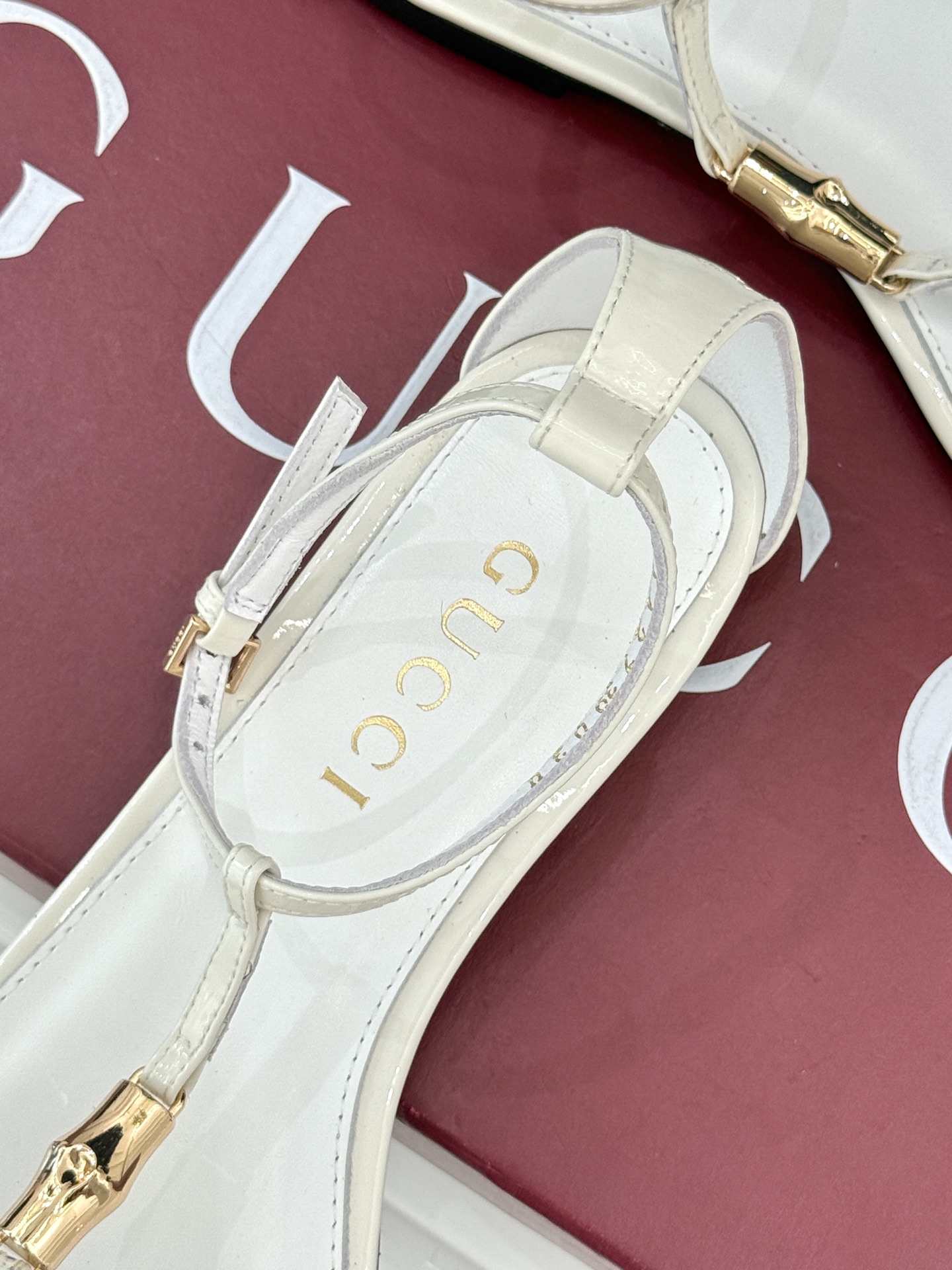 Gucci/古驰25ss竹节扣系列凉鞋
时尚与经典的完美融合✨
经典竹节扣自带复古腔调🎋 
是品牌DNA