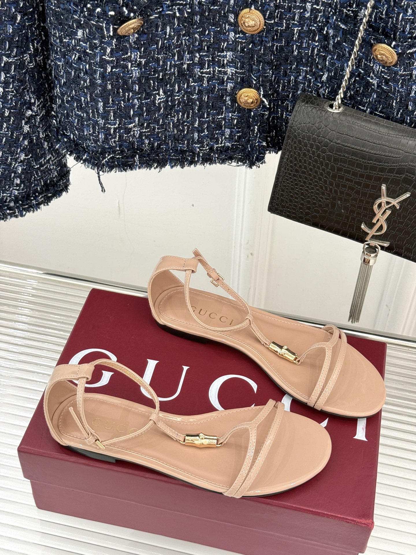 Gucci/古驰25ss竹节扣系列凉鞋
时尚与经典的完美融合✨
经典竹节扣自带复古腔调🎋 
是品牌DNA