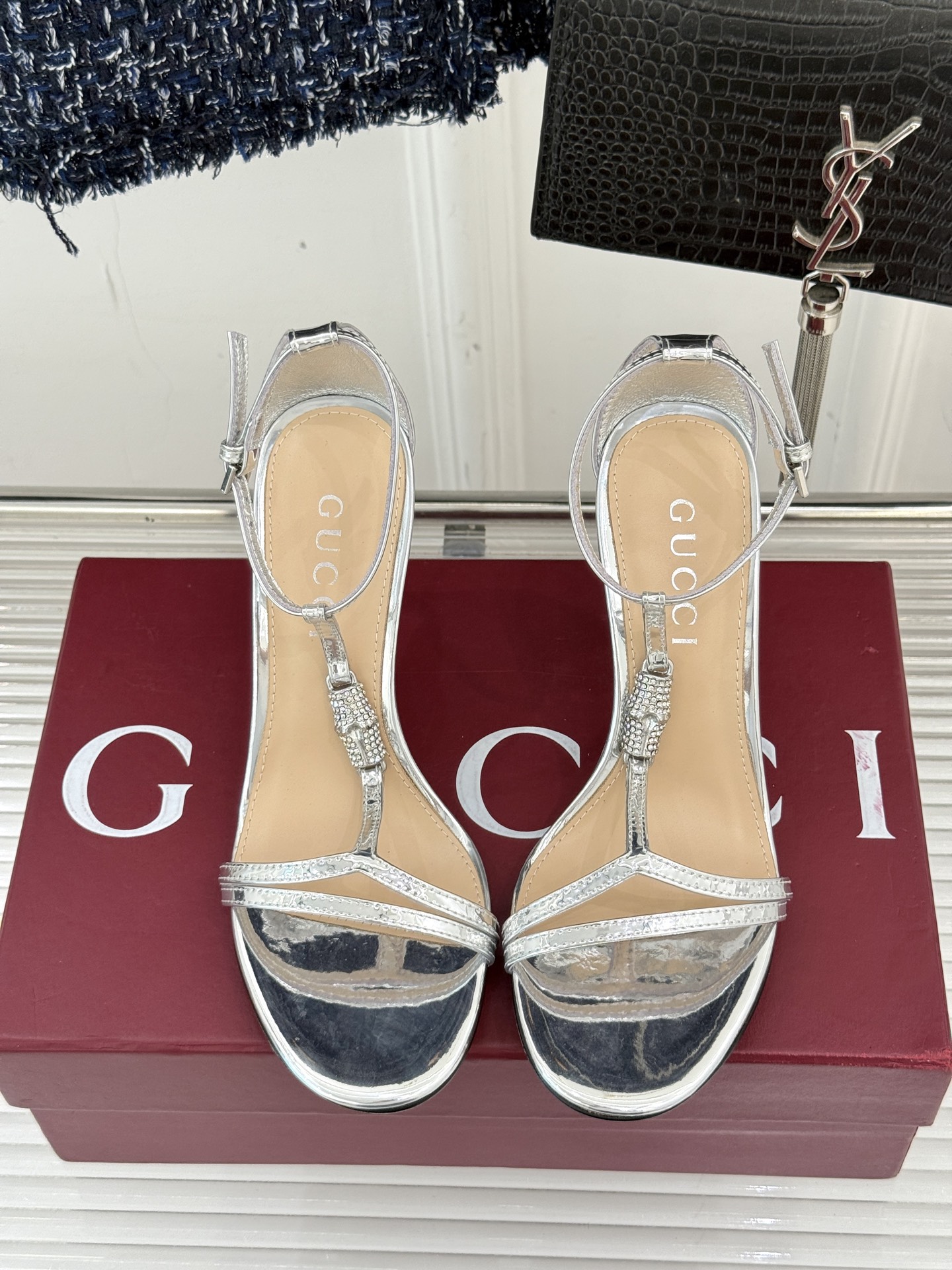 Gucci/古驰25ss竹节扣系列凉鞋
时尚与经典的完美融合✨
经典竹节扣自带复古腔调🎋 
是品牌DNA