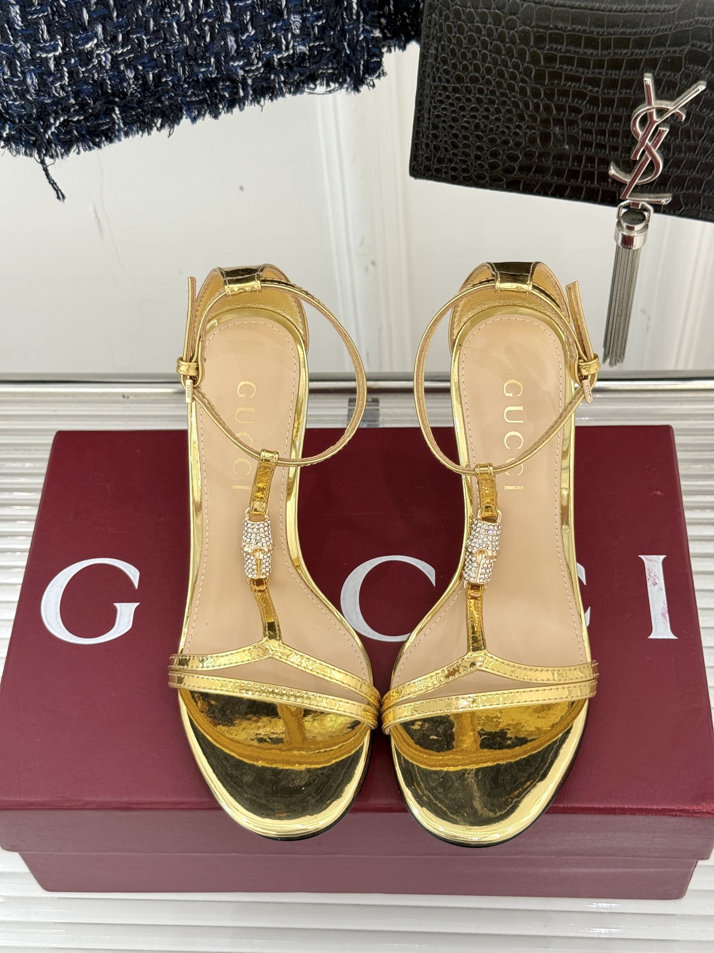 Gucci/古驰25ss竹节扣系列凉鞋
时尚与经典的完美融合✨
经典竹节扣自带复古腔调🎋 
是品牌DNA