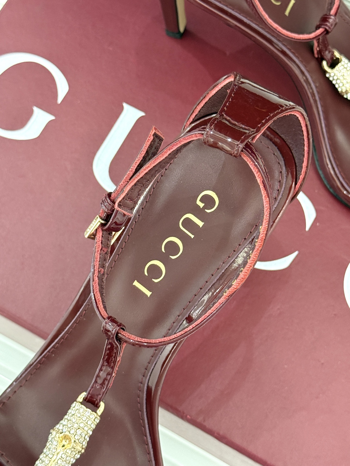 Gucci/古驰25ss竹节扣系列凉鞋
时尚与经典的完美融合✨
经典竹节扣自带复古腔调🎋 
是品牌DNA