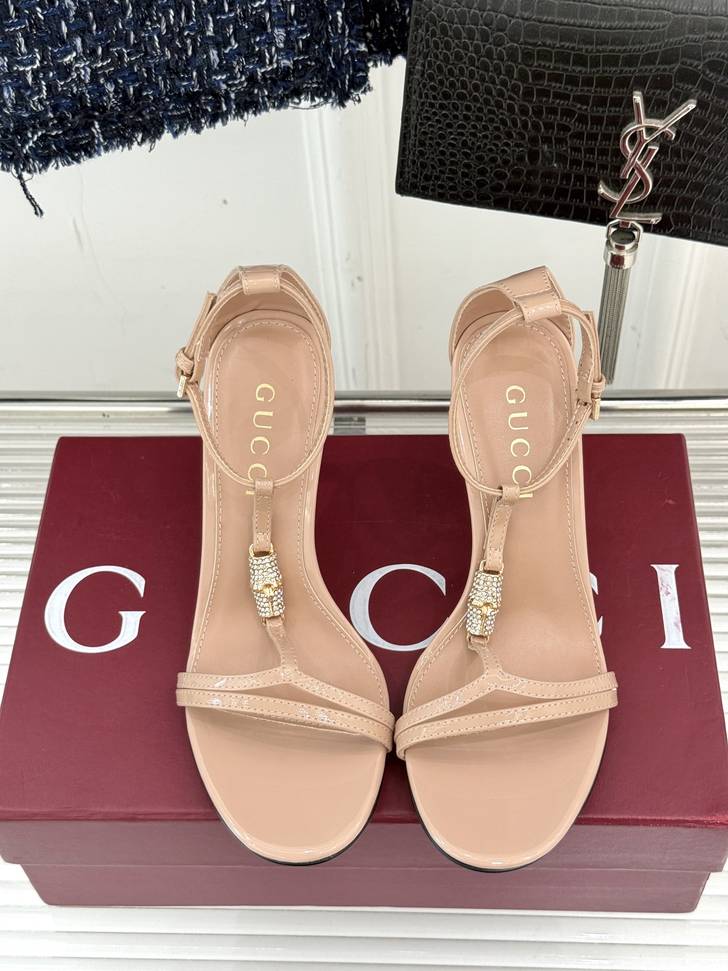 Gucci/古驰25ss竹节扣系列凉鞋
时尚与经典的完美融合✨
经典竹节扣自带复古腔调🎋 
是品牌DNA