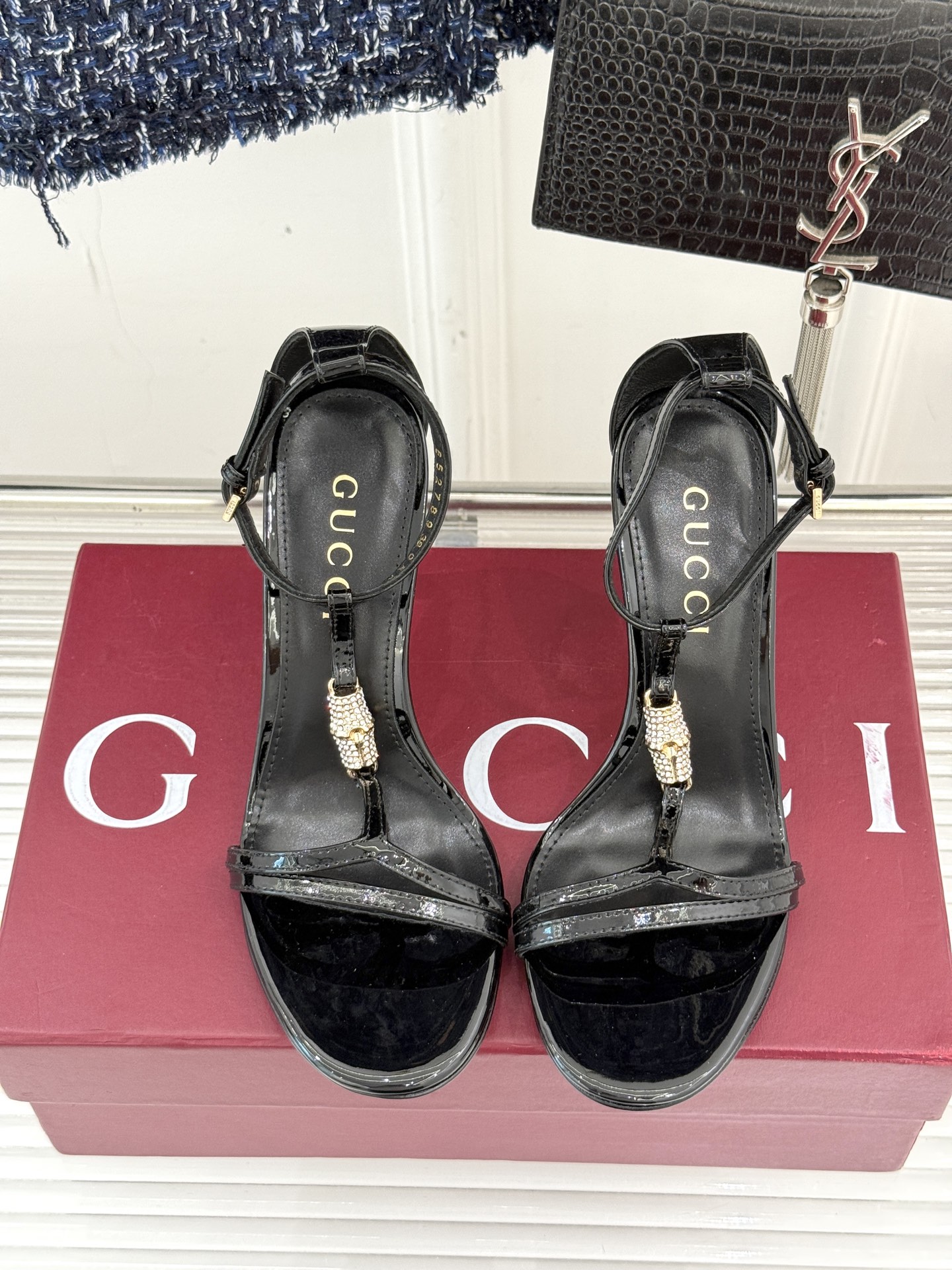 Gucci/古驰25ss竹节扣系列凉鞋
时尚与经典的完美融合✨
经典竹节扣自带复古腔调🎋 
是品牌DNA