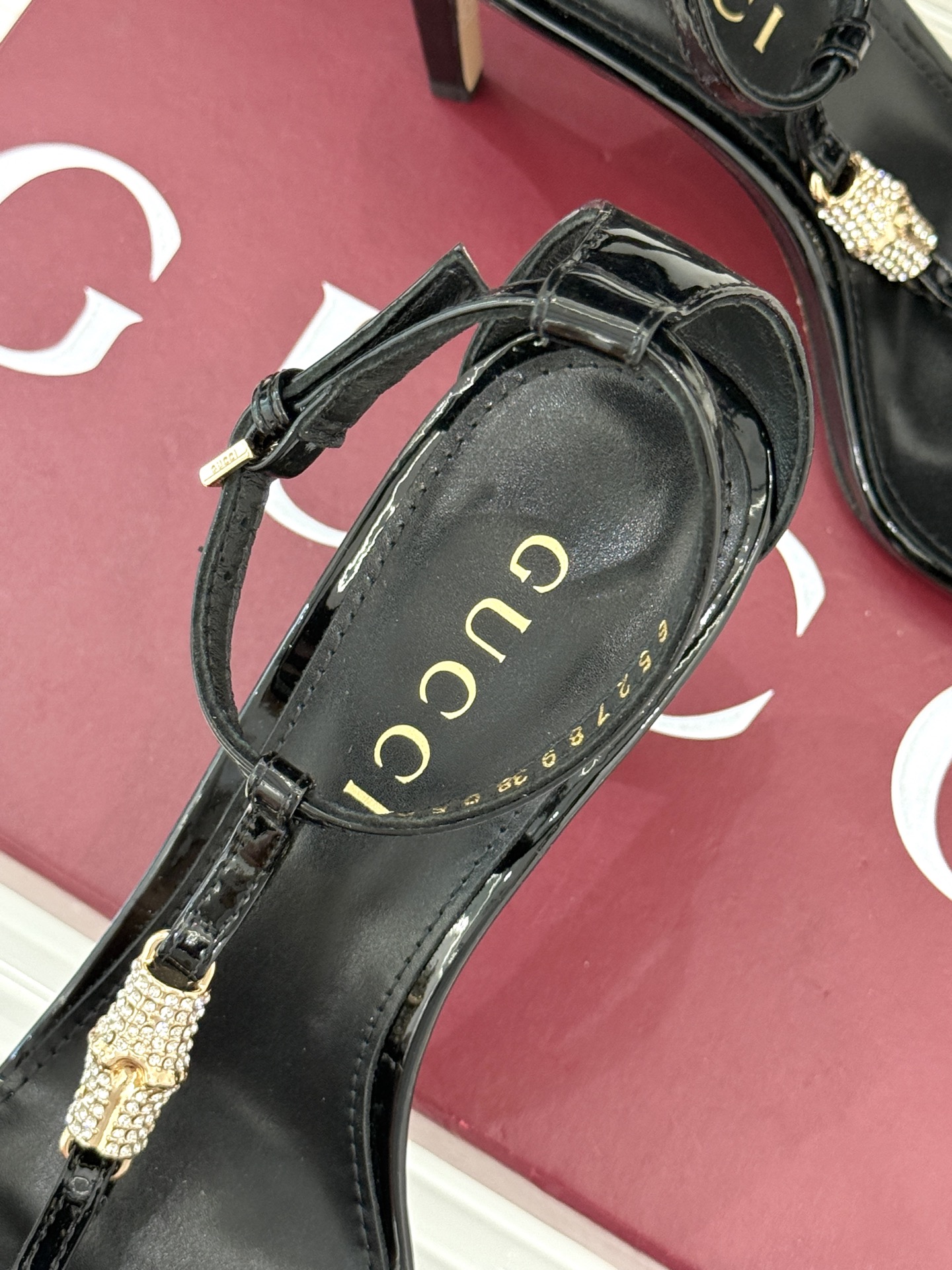Gucci/古驰25ss竹节扣系列凉鞋
时尚与经典的完美融合✨
经典竹节扣自带复古腔调🎋 
是品牌DNA