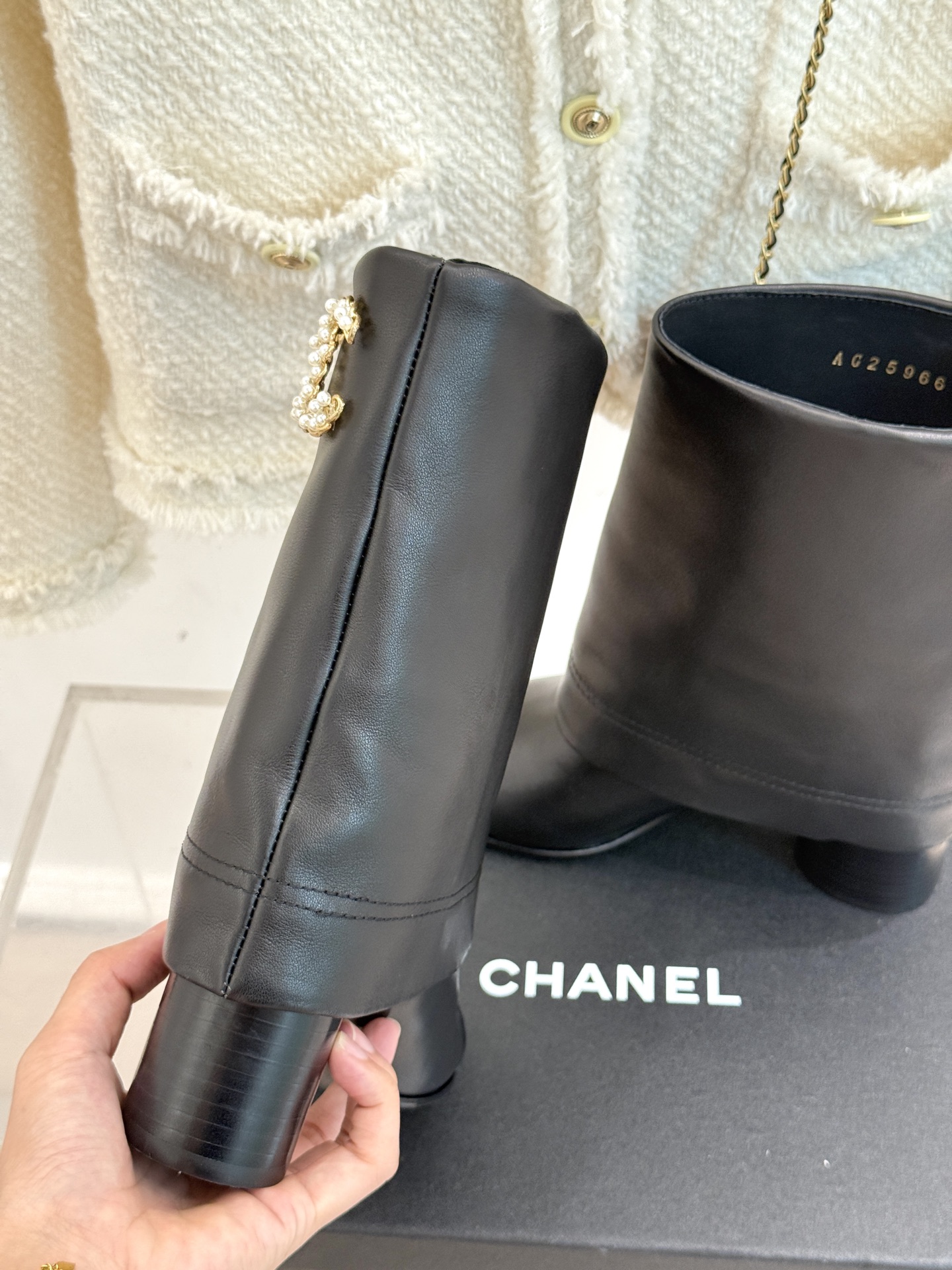 CHANE*｜小香25k秋冬新品链条双C
拼色粗跟裤管靴长靴
这双裤管靴简直是时尚圈的缪斯！
靴筒设计挺