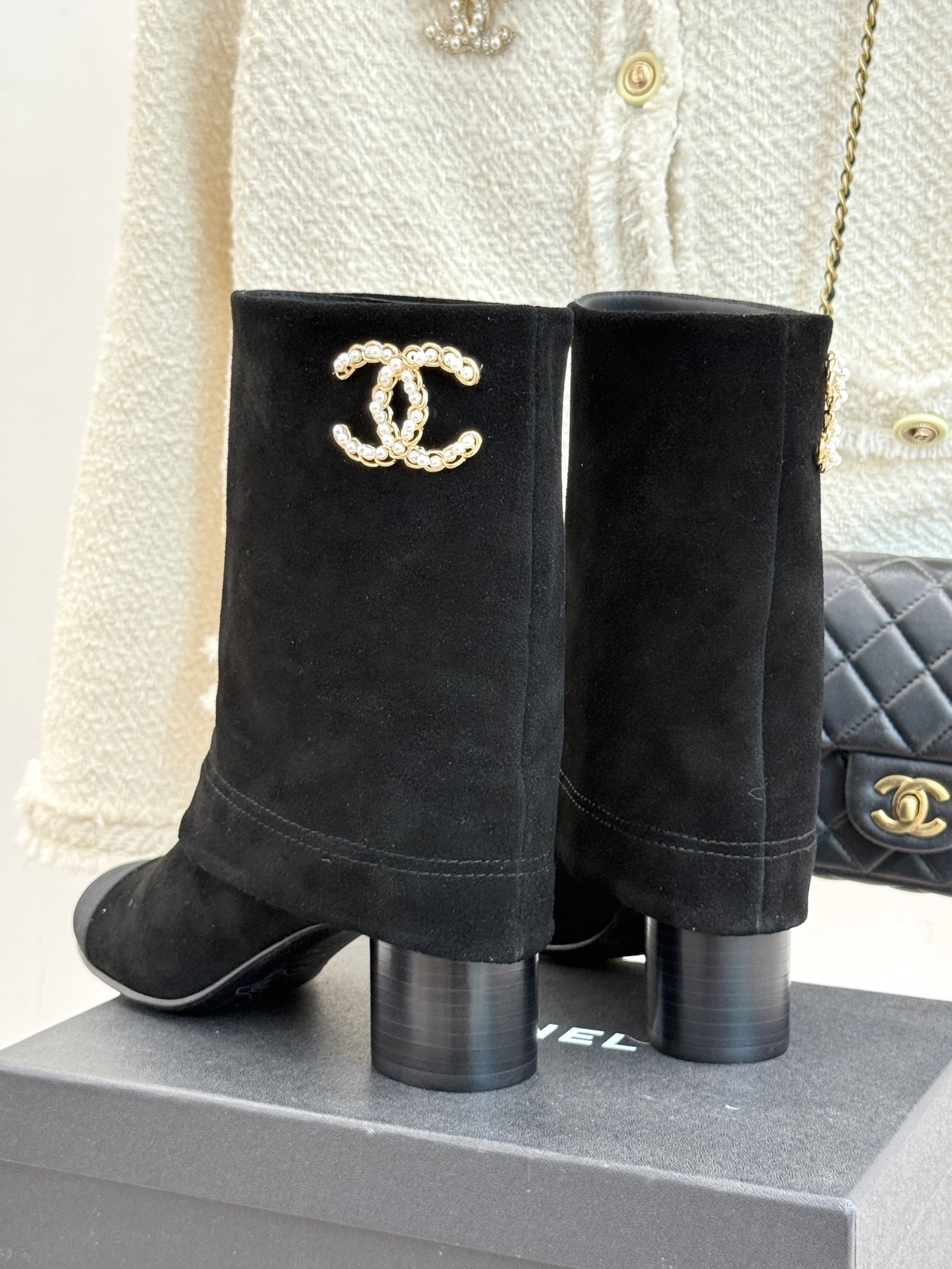 CHANE*｜小香25k秋冬新品链条双C
拼色粗跟裤管靴长靴
这双裤管靴简直是时尚圈的缪斯！
靴筒设计挺