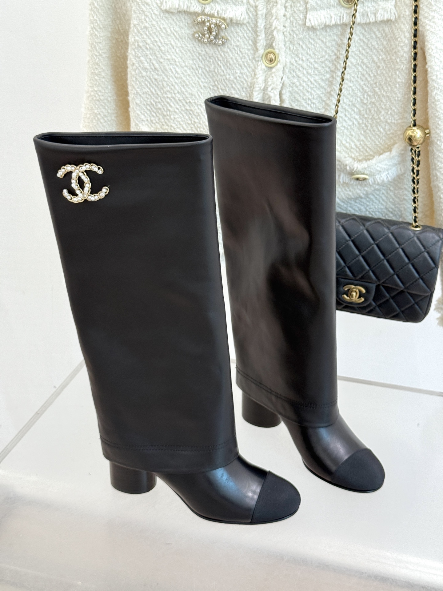 CHANE*｜小香25k秋冬新品链条双C
拼色粗跟裤管靴长靴
这双裤管靴简直是时尚圈的缪斯！
靴筒设计挺