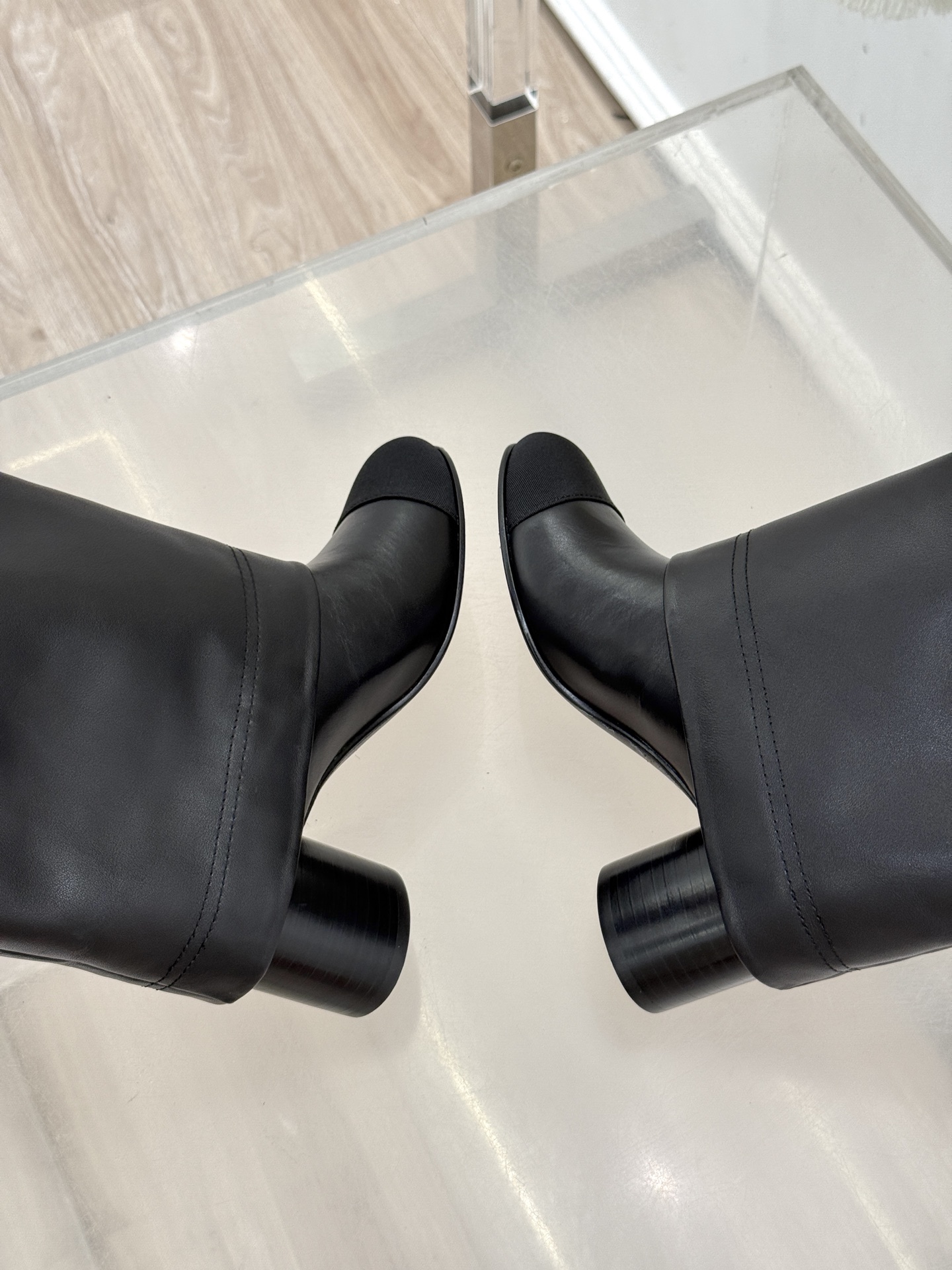 CHANE*｜小香25k秋冬新品链条双C
拼色粗跟裤管靴长靴
这双裤管靴简直是时尚圈的缪斯！
靴筒设计挺