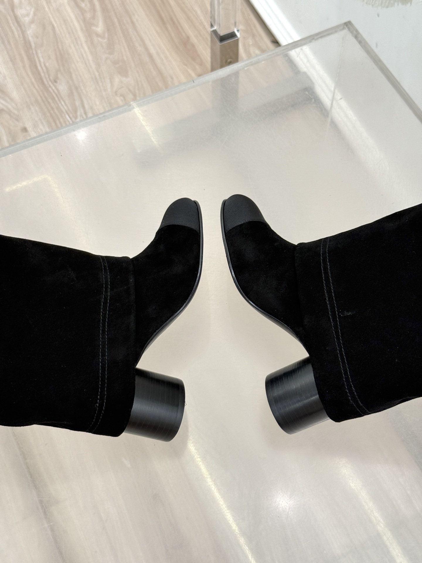 CHANE*｜小香25k秋冬新品链条双C
拼色粗跟裤管靴长靴
这双裤管靴简直是时尚圈的缪斯！
靴筒设计挺