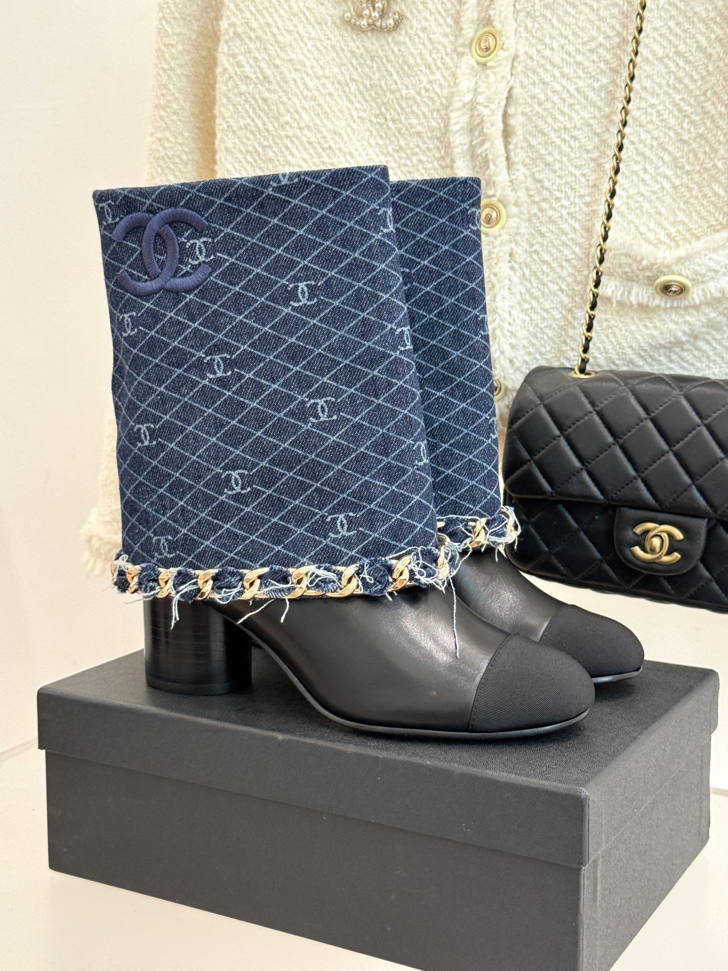 NO:442888,Short boots, long boots, CHANE*｜Xiaoxiang 25k autumn and winter new product large chain color combination, thick heeled trouser boots, the iconic large chain design makes the classic look beautiful!  The rough but delicate metal chain surrounds the boots. The exquisite balance between hardness and softness is achieved, and the collision creates a very impactful fashion spark. When walking, the chain sways gently with the pace, making a pleasant sound, and every move is full of chic and unrestrained. The clever design of the heel not only ensures the comfort of wearing. Whether it is matched with simple wide-leg pants to create a casual and atmospheric workplace style, or matched with short skirts and shorts to show the playfulness of youthfulness or slim jeans to interpret the casual and fashionable urban style, every step is on the aesthetic point. It is a 'hard product' that can be worn in the closet for ten years. The fabric is made of original custom leather, and the inner foot pads are lambskin. Italian imported cowhide bottoms  size35-39 (customized by 40/41), boots, chanel, boots, skirts, shorts, jeans, cowhide, sheepskin19860909短靴 长靴 CHANE*｜小香25k秋冬新品大链条拼色 粗跟裤管靴长靴 标志性的大链条设计,把经典玩出花！ 粗旷却不失精致的金属链条环绕靴筒 在硬朗与柔美间达到精妙平衡 碰撞出极具冲击力的时尚火花. 行走时 链条随着步伐轻轻晃动 发出悦耳声响 举手投足间尽显潇洒不羁 . 中跟的巧妙设计 既保证了穿着的舒适度 无论是搭配简约的阔腿裤 营造随性大气的职场风格 还是与短裙短裤相配 展露青春活力的俏皮感 亦或是配上修身牛仔裤 演绎休闲时尚的都市风情, 每一步都踩在审美点上 是衣橱里能穿十年的“硬货” 面料采用原版定制皮料 内里垫脚均为小羊皮 意大利进口牛皮大底 size35-39（40/41定制）,靴子,chanel,boots,skirts,shorts,jeans,cowhide,sheepskin,Women's Shoes