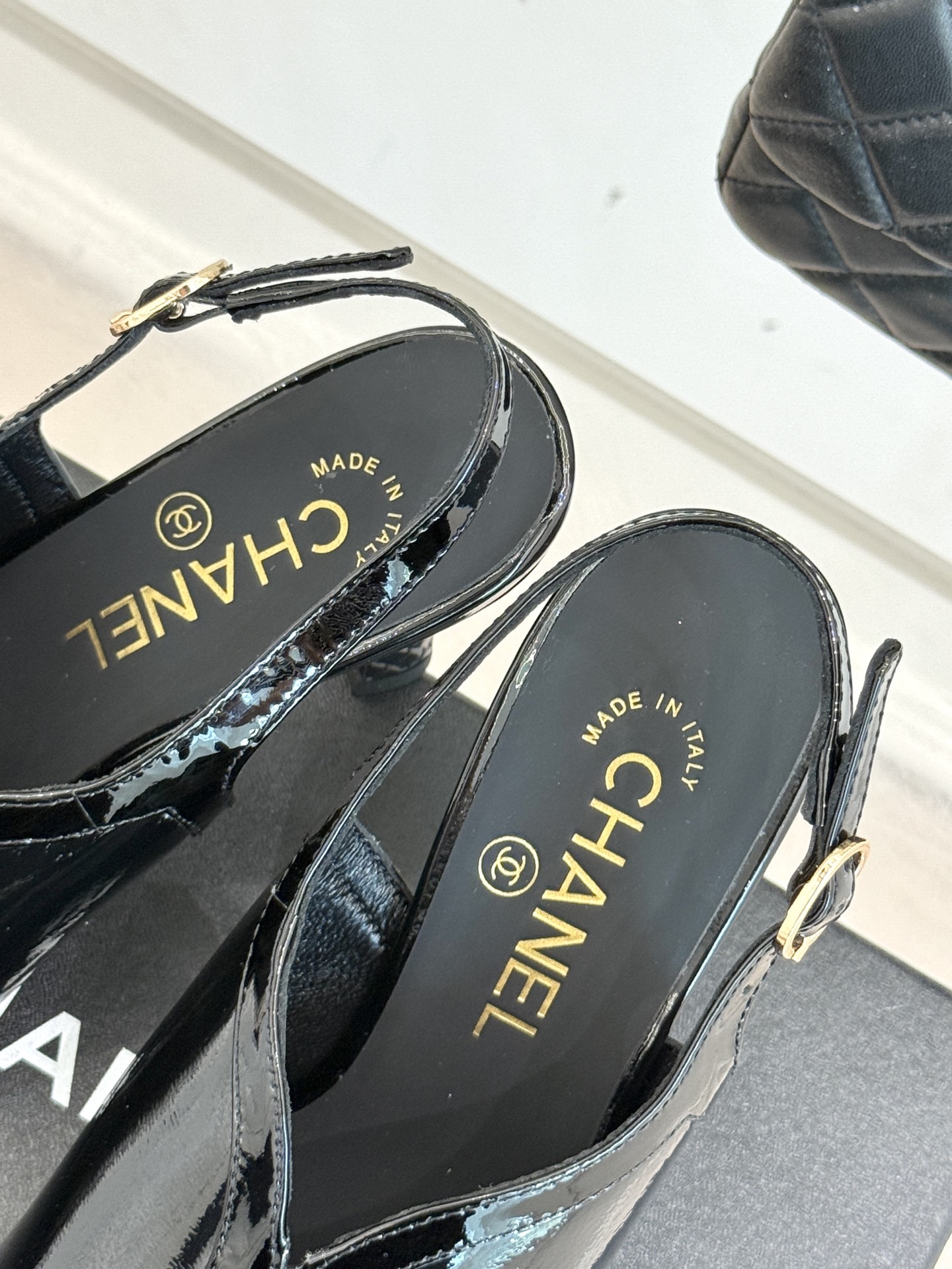 
CHANE*｜小香25A 夏季新品
 鱼嘴高跟凉鞋✨ 
经典双C基因融入摩登设计
鱼嘴勾勒性感，高跟撑