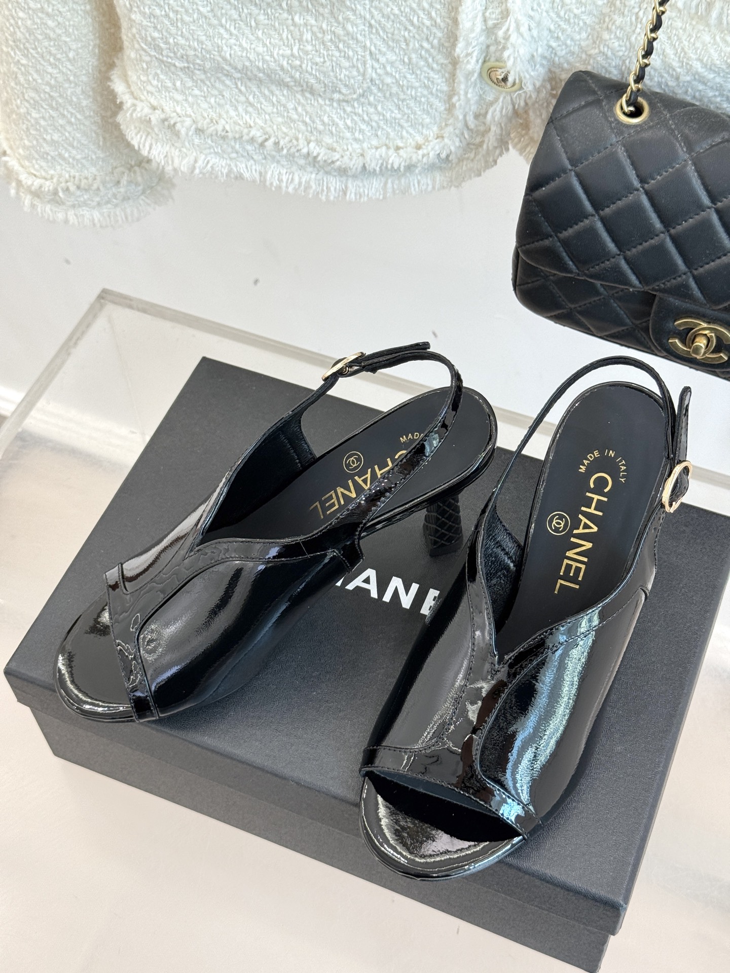 
CHANE*｜小香25A 夏季新品
 鱼嘴高跟凉鞋✨ 
经典双C基因融入摩登设计
鱼嘴勾勒性感，高跟撑
