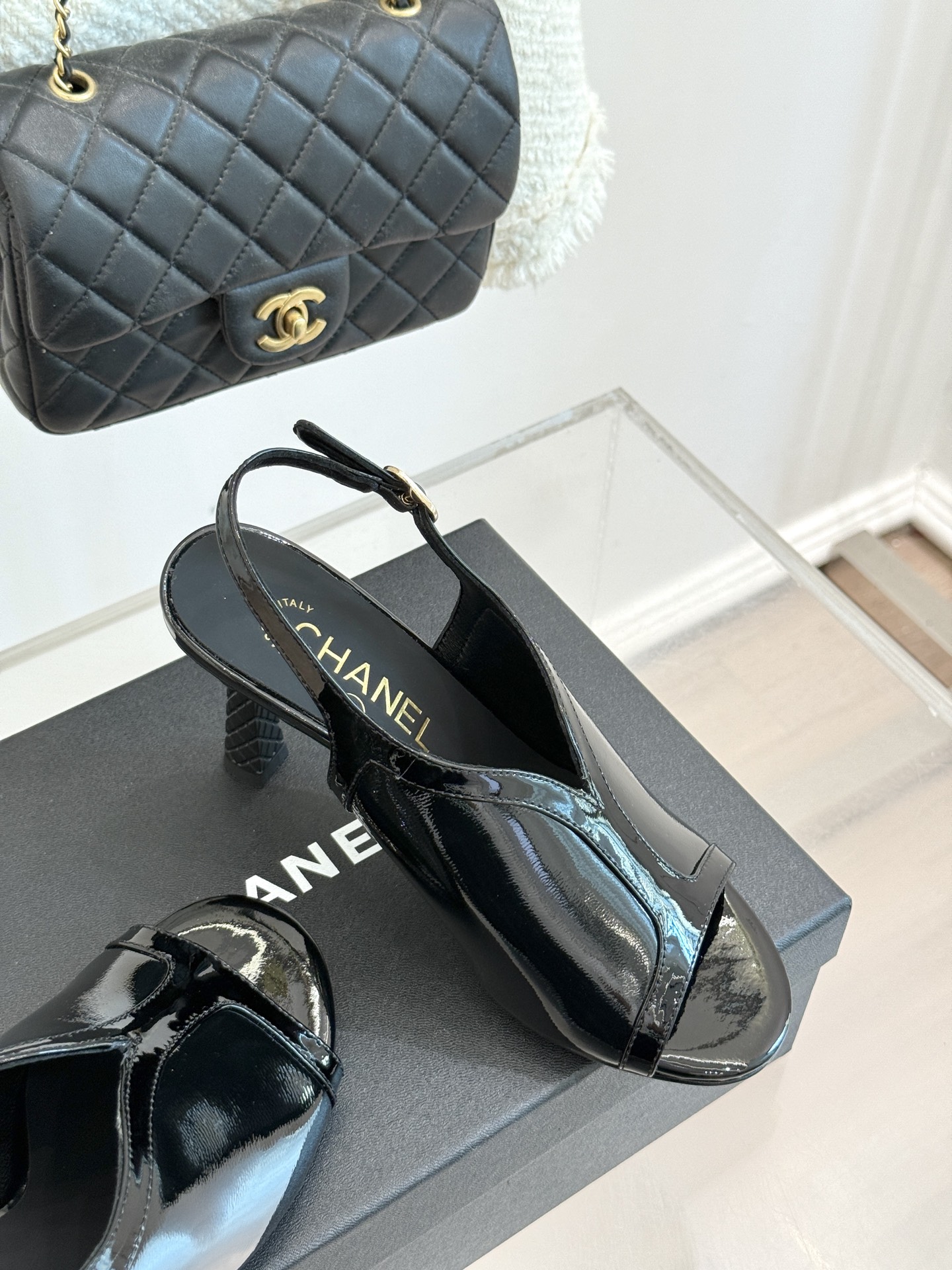 
CHANE*｜小香25A 夏季新品
 鱼嘴高跟凉鞋✨ 
经典双C基因融入摩登设计
鱼嘴勾勒性感，高跟撑