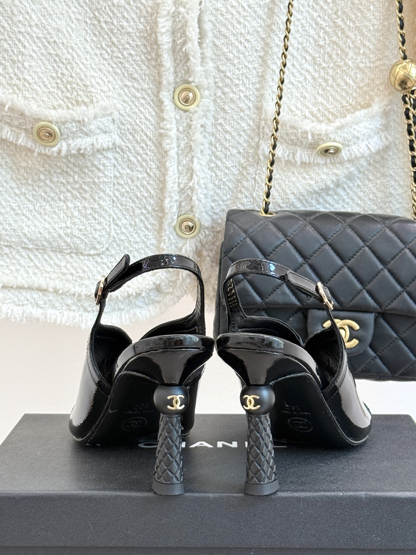 
CHANE*｜小香25A 夏季新品
 鱼嘴高跟凉鞋✨ 
经典双C基因融入摩登设计
鱼嘴勾勒性感，高跟撑