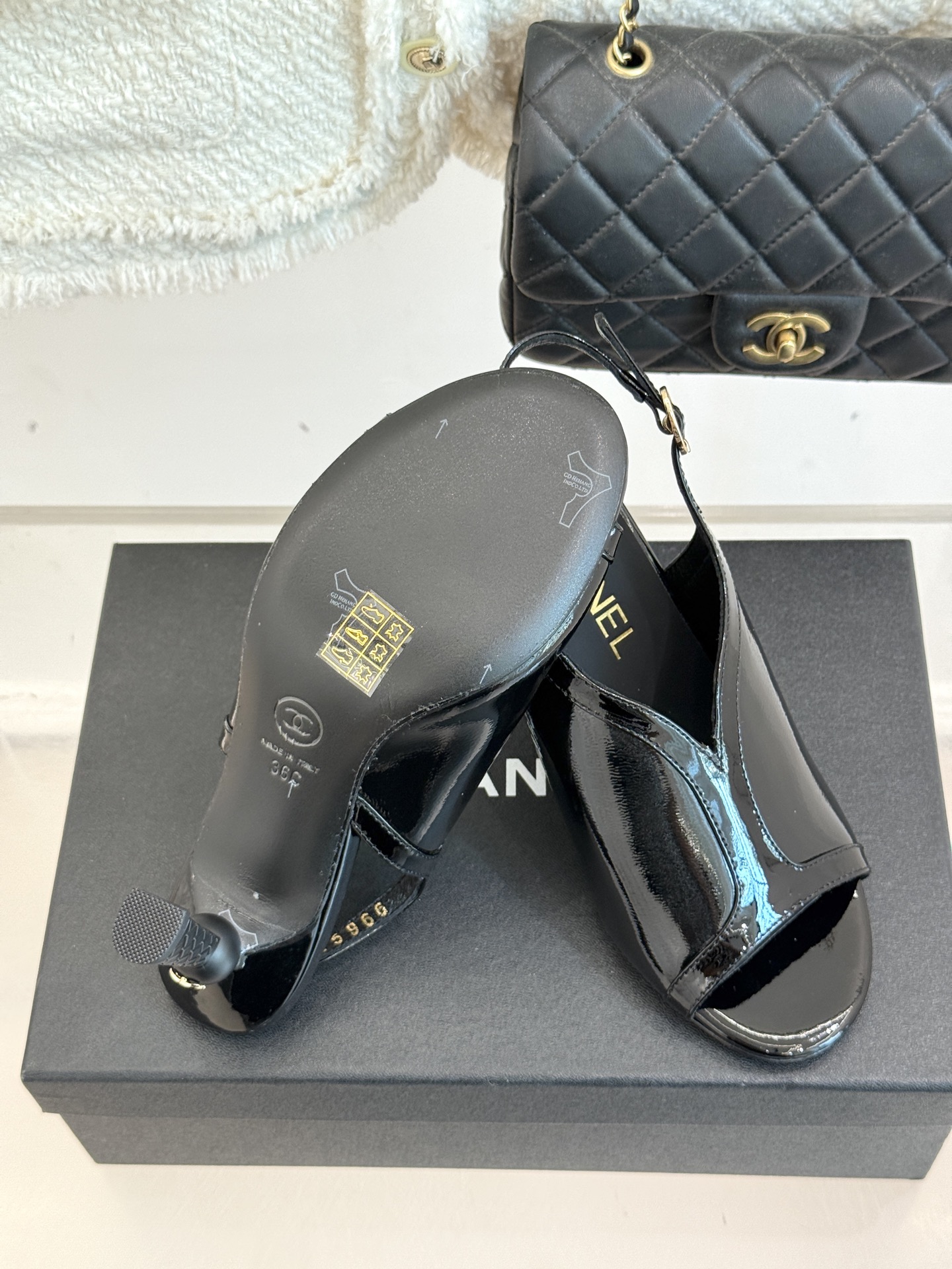 
CHANE*｜小香25A 夏季新品
 鱼嘴高跟凉鞋✨ 
经典双C基因融入摩登设计
鱼嘴勾勒性感，高跟撑