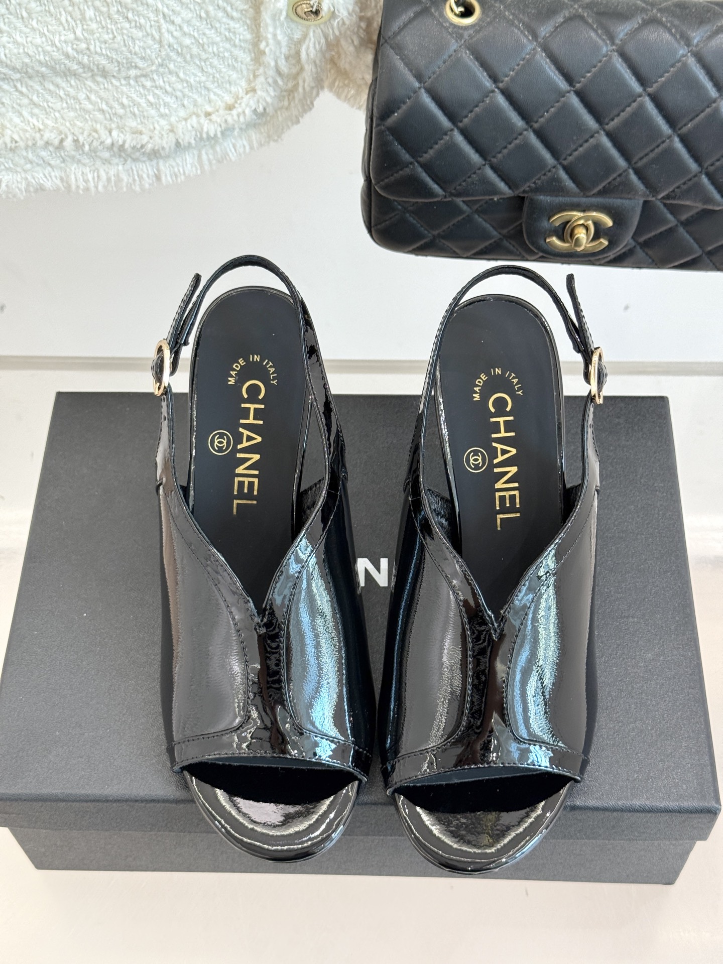 
CHANE*｜小香25A 夏季新品
 鱼嘴高跟凉鞋✨ 
经典双C基因融入摩登设计
鱼嘴勾勒性感，高跟撑
