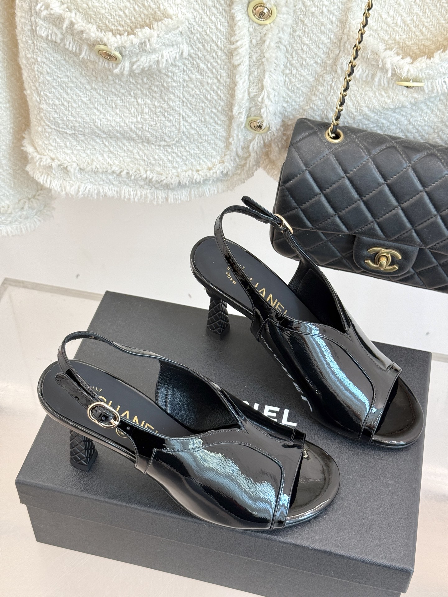 
CHANE*｜小香25A 夏季新品
 鱼嘴高跟凉鞋✨ 
经典双C基因融入摩登设计
鱼嘴勾勒性感，高跟撑