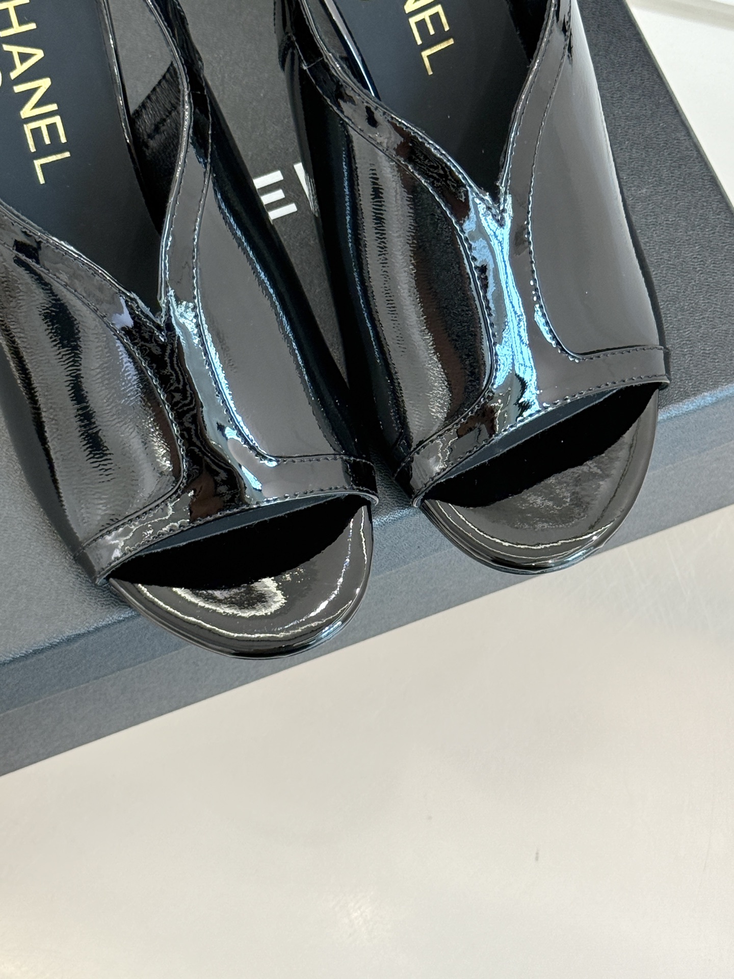 
CHANE*｜小香25A 夏季新品
 鱼嘴高跟凉鞋✨ 
经典双C基因融入摩登设计
鱼嘴勾勒性感，高跟撑