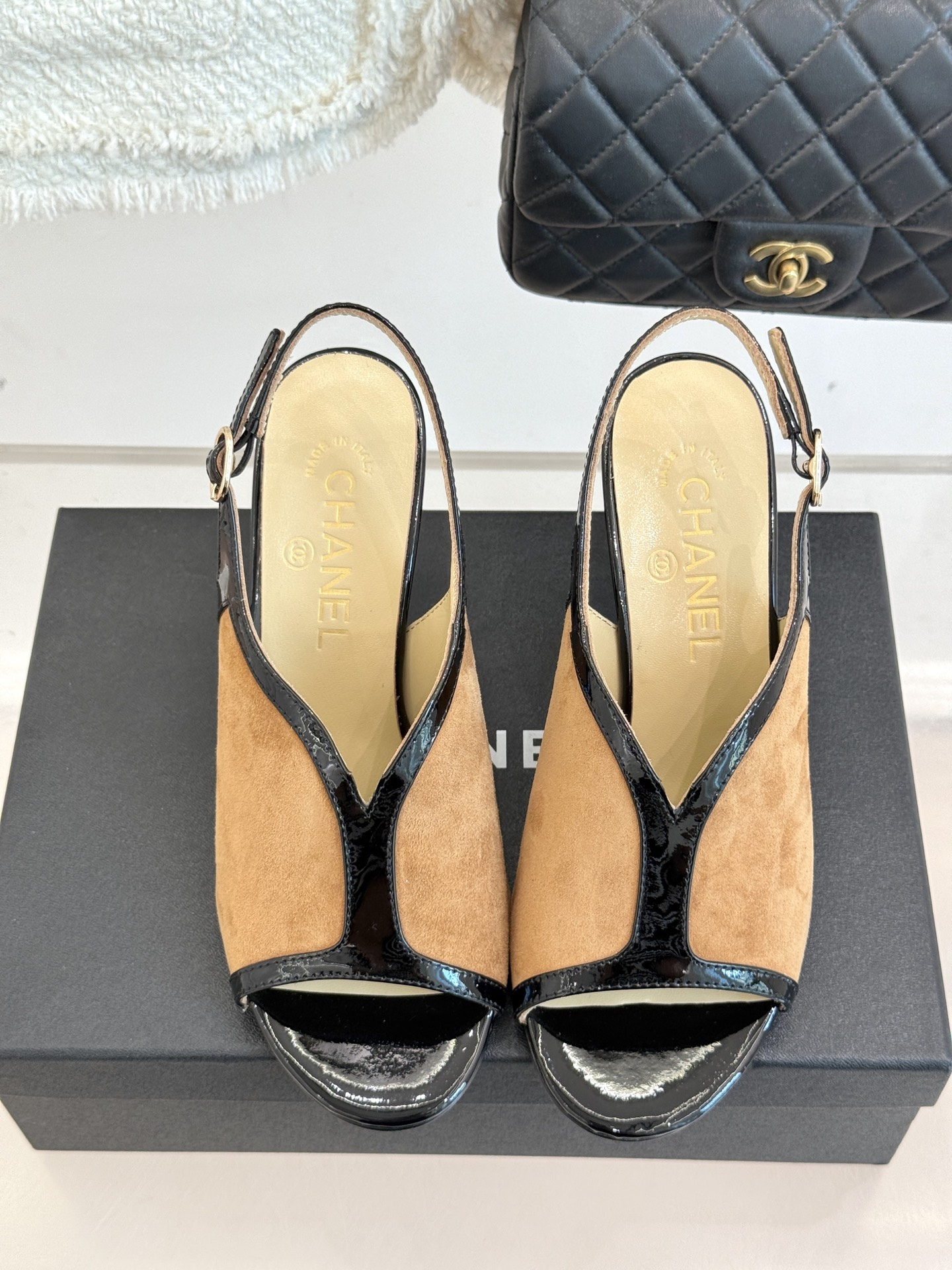 
CHANE*｜小香25A 夏季新品
 鱼嘴高跟凉鞋✨ 
经典双C基因融入摩登设计
鱼嘴勾勒性感，高跟撑