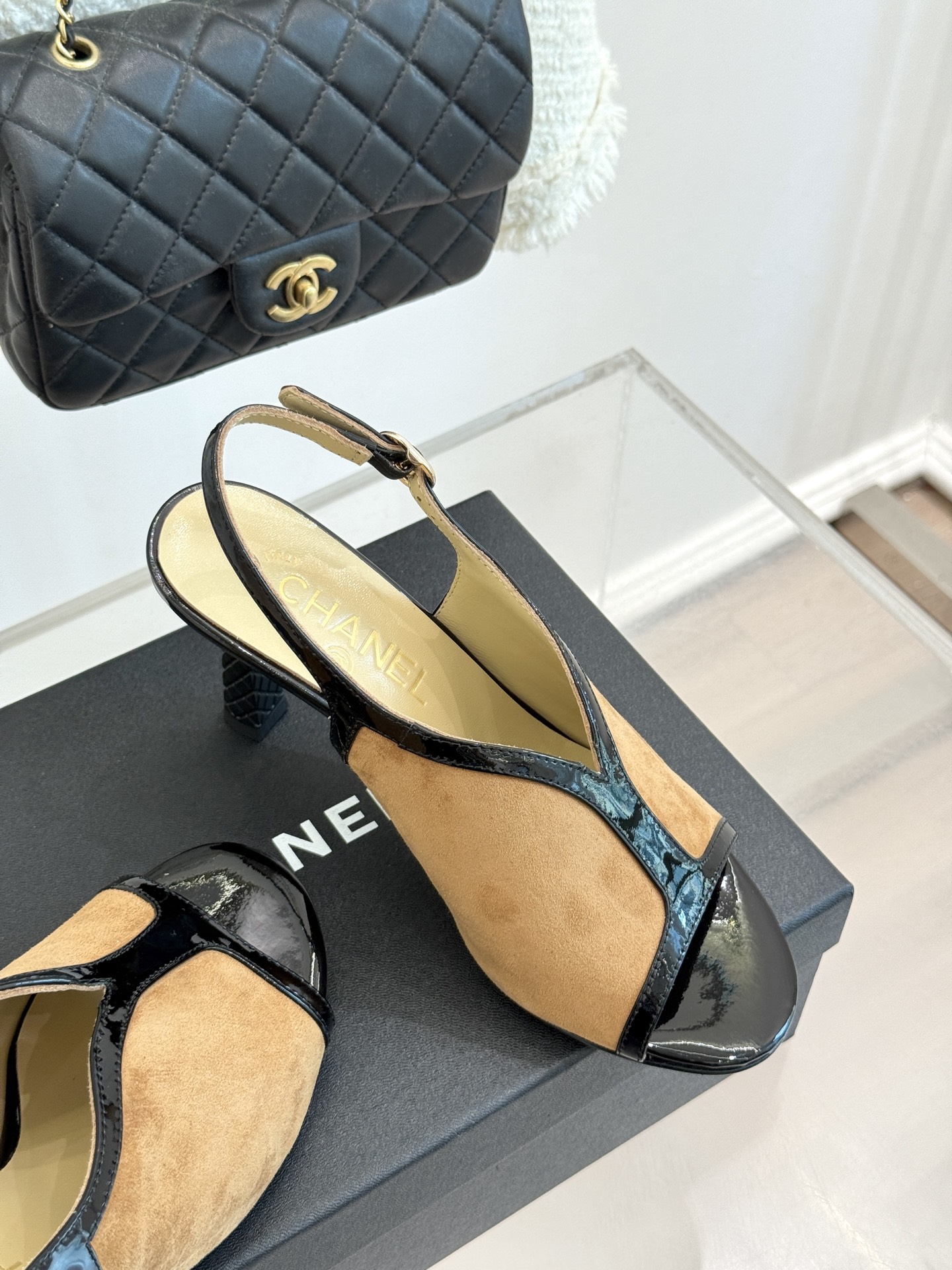
CHANE*｜小香25A 夏季新品
 鱼嘴高跟凉鞋✨ 
经典双C基因融入摩登设计
鱼嘴勾勒性感，高跟撑