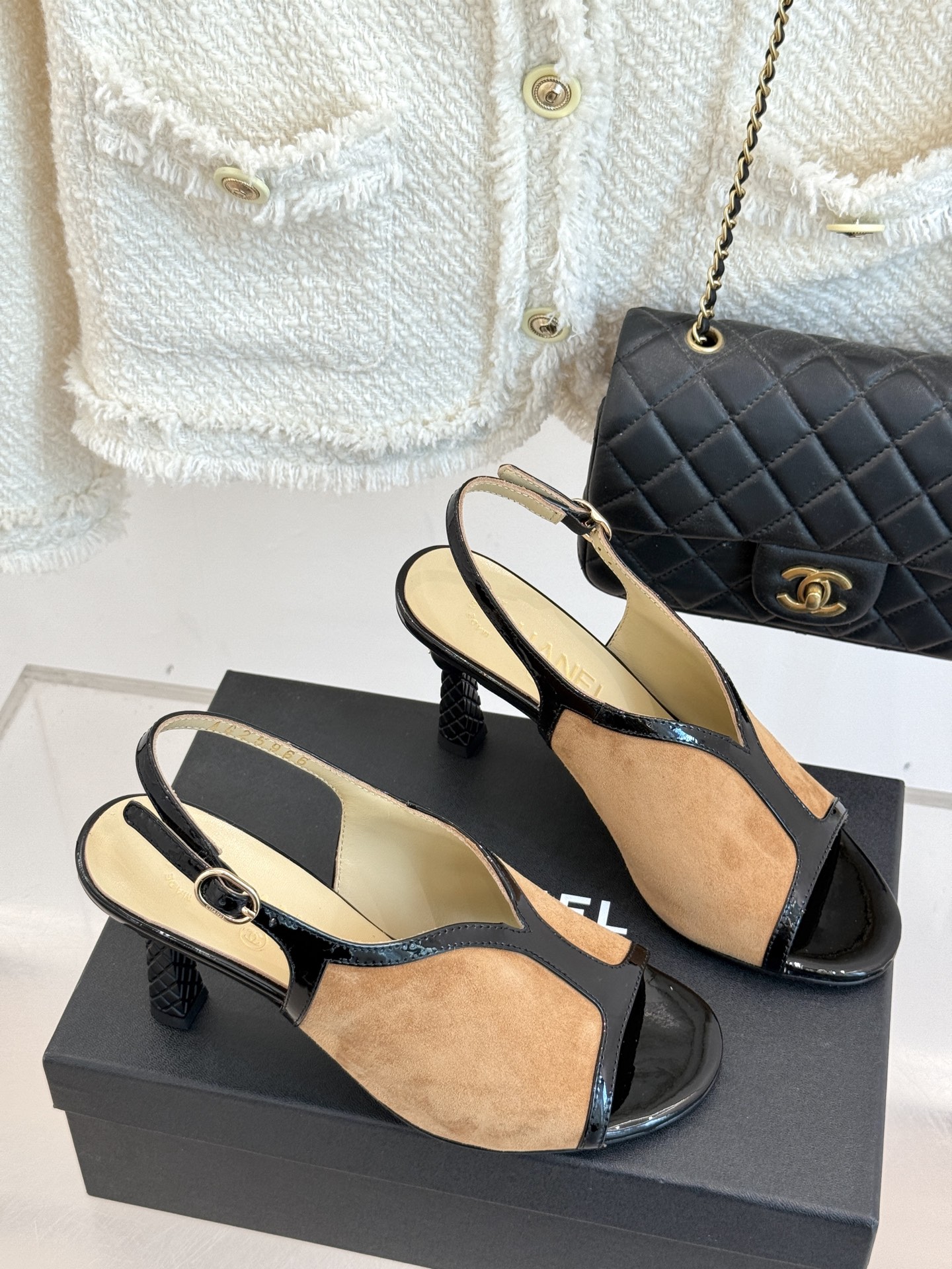 
CHANE*｜小香25A 夏季新品
 鱼嘴高跟凉鞋✨ 
经典双C基因融入摩登设计
鱼嘴勾勒性感，高跟撑