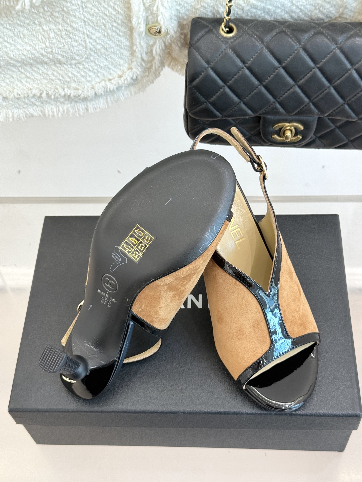 
CHANE*｜小香25A 夏季新品
 鱼嘴高跟凉鞋✨ 
经典双C基因融入摩登设计
鱼嘴勾勒性感，高跟撑