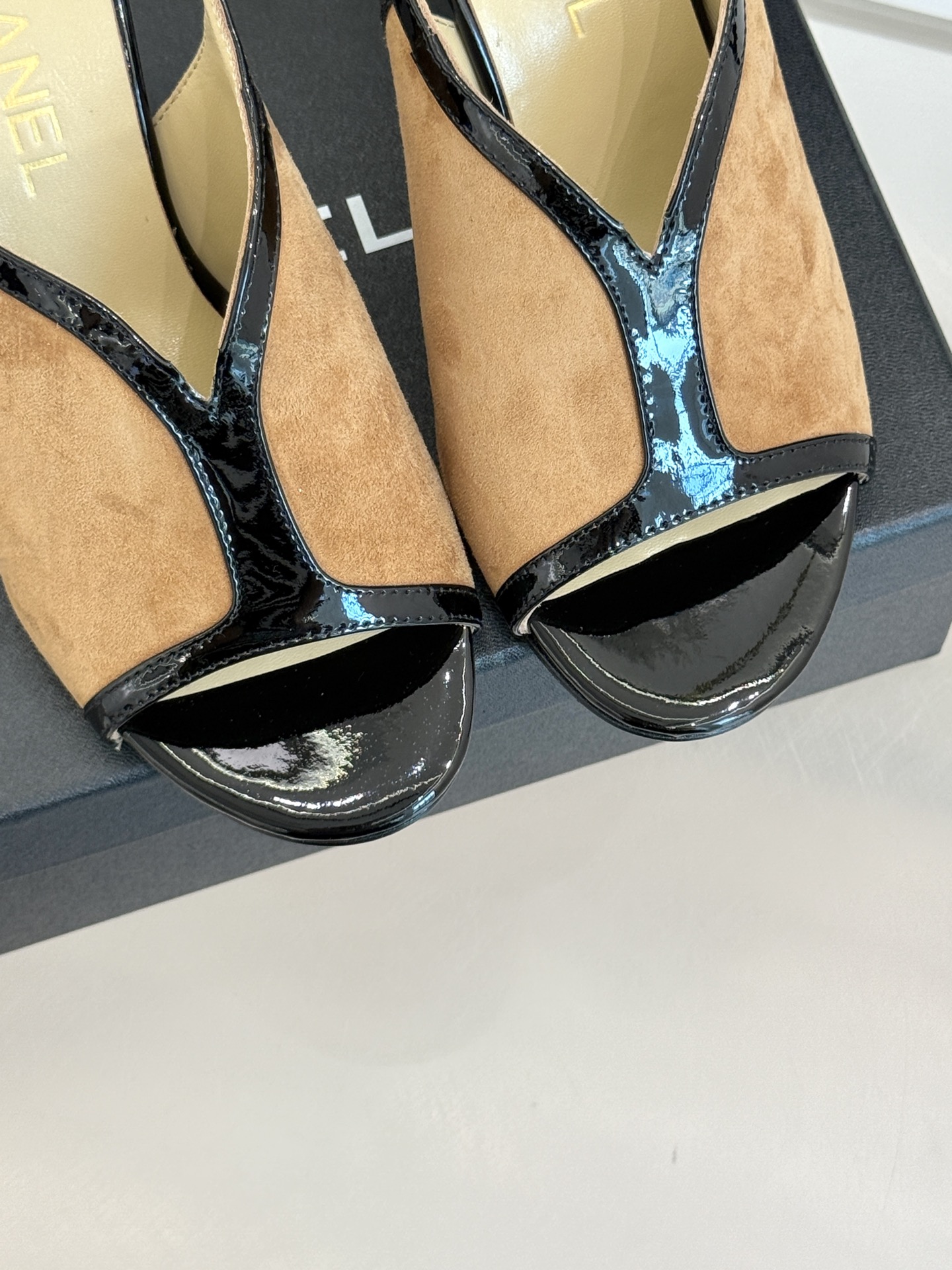 
CHANE*｜小香25A 夏季新品
 鱼嘴高跟凉鞋✨ 
经典双C基因融入摩登设计
鱼嘴勾勒性感，高跟撑