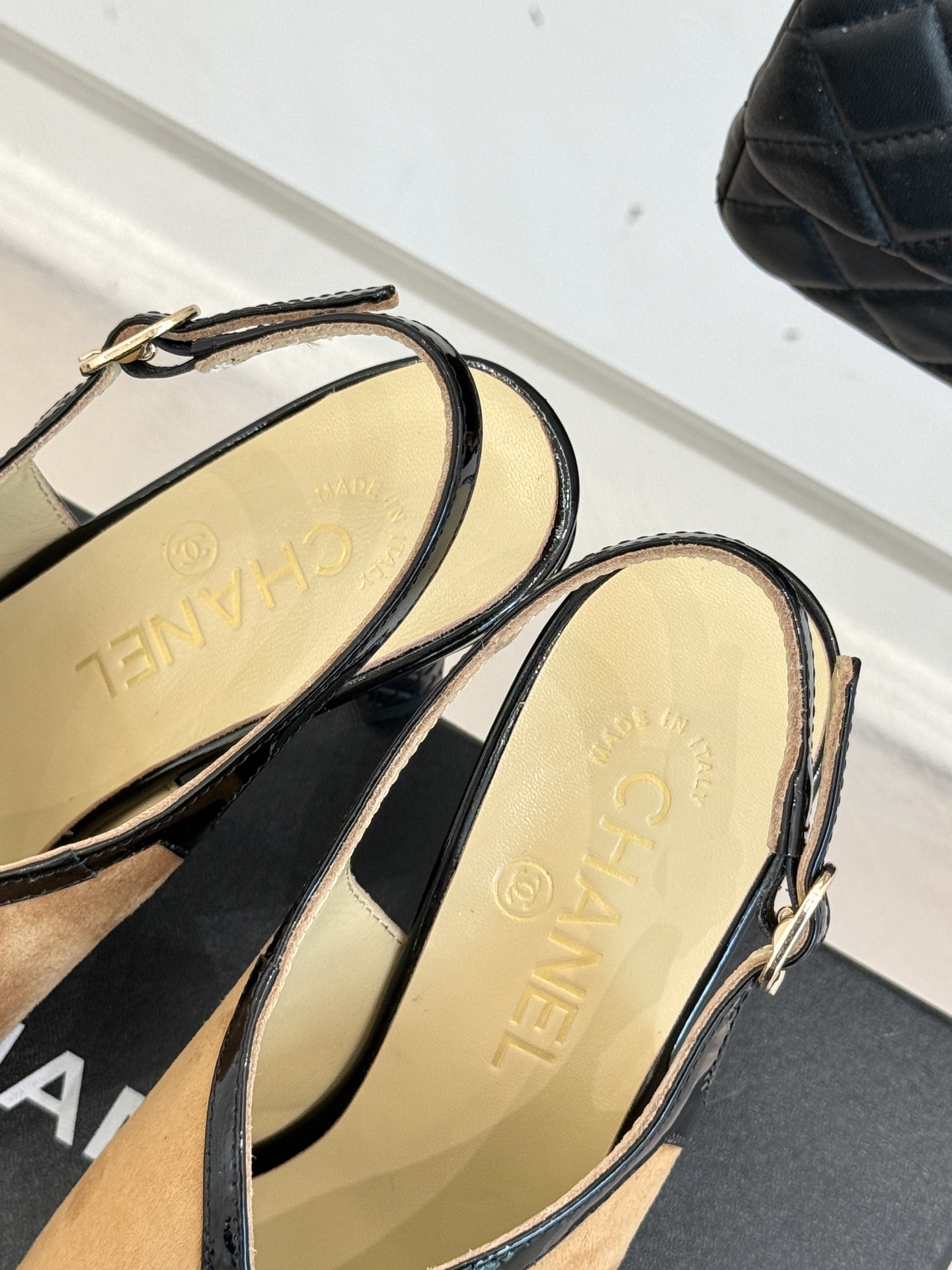 
CHANE*｜小香25A 夏季新品
 鱼嘴高跟凉鞋✨ 
经典双C基因融入摩登设计
鱼嘴勾勒性感，高跟撑
