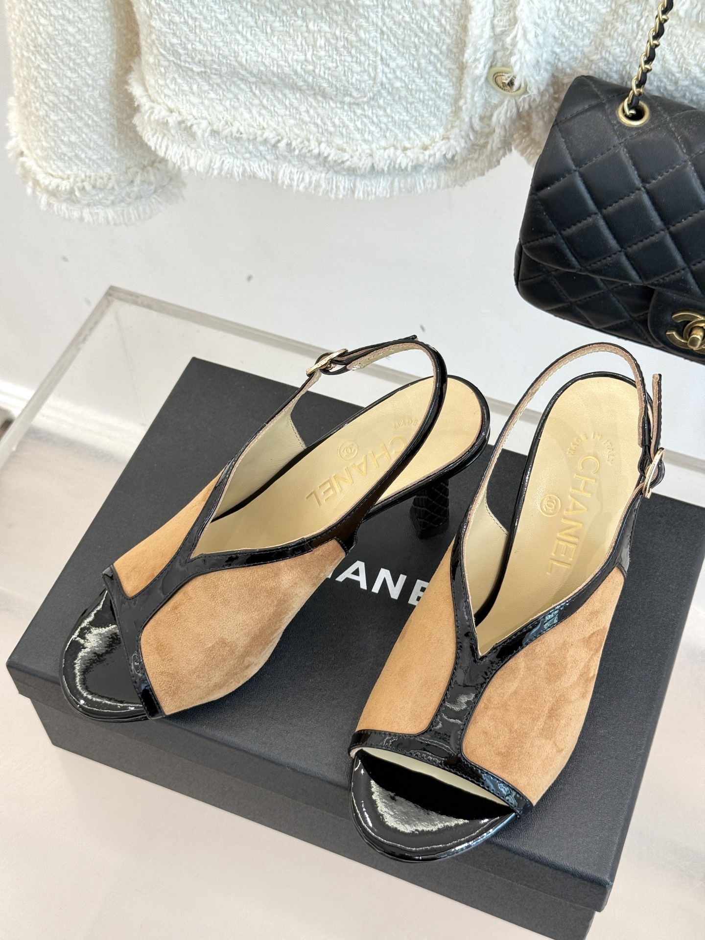 
CHANE*｜小香25A 夏季新品
 鱼嘴高跟凉鞋✨ 
经典双C基因融入摩登设计
鱼嘴勾勒性感，高跟撑