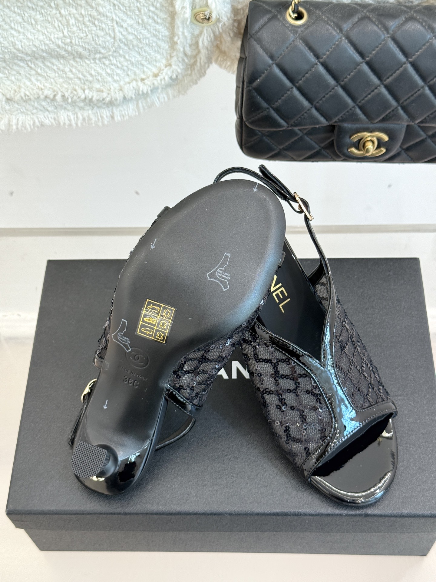 
CHANE*｜小香25A 夏季新品
 鱼嘴高跟凉鞋✨ 
经典双C基因融入摩登设计
鱼嘴勾勒性感，高跟撑