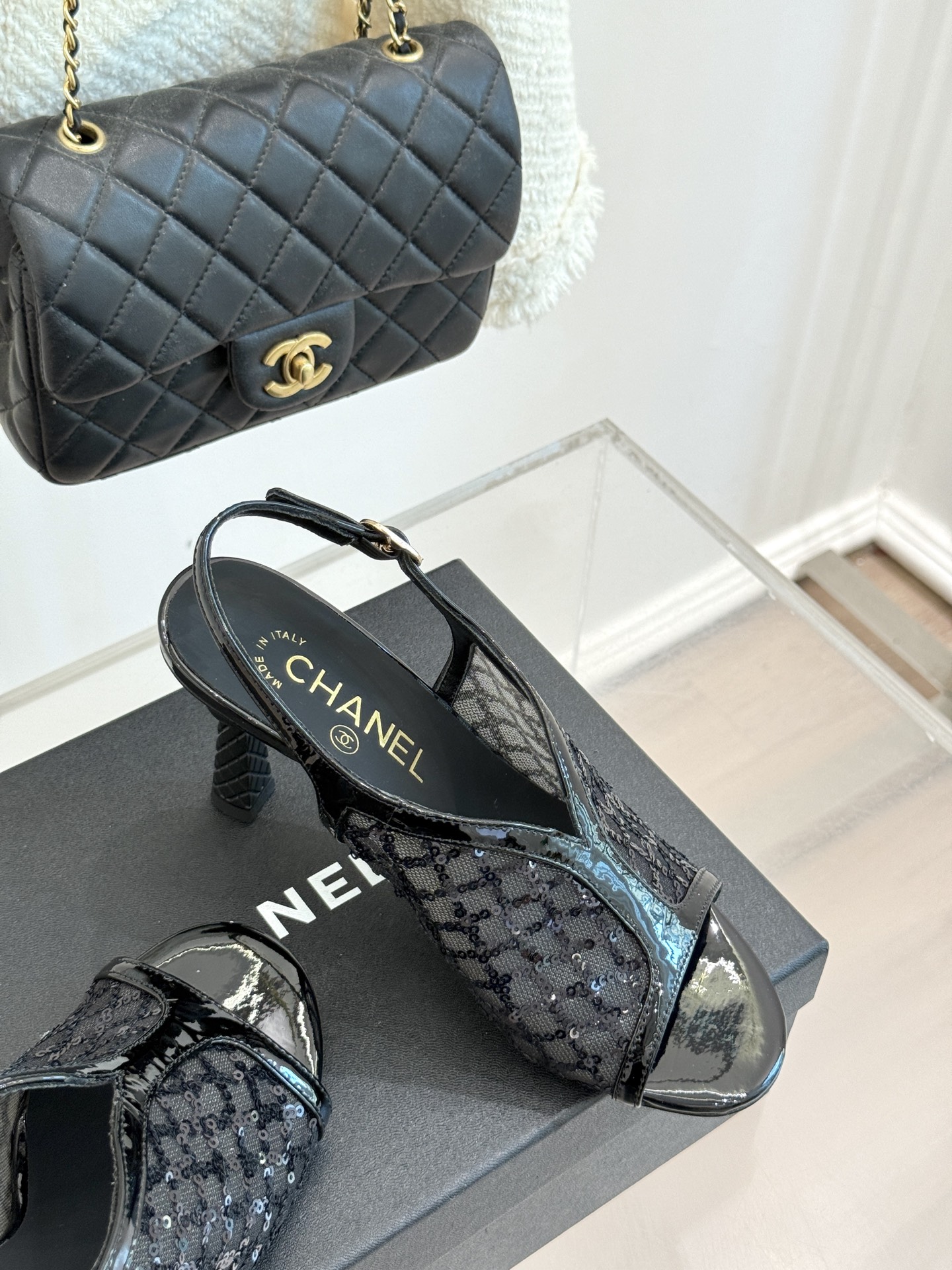 
CHANE*｜小香25A 夏季新品
 鱼嘴高跟凉鞋✨ 
经典双C基因融入摩登设计
鱼嘴勾勒性感，高跟撑