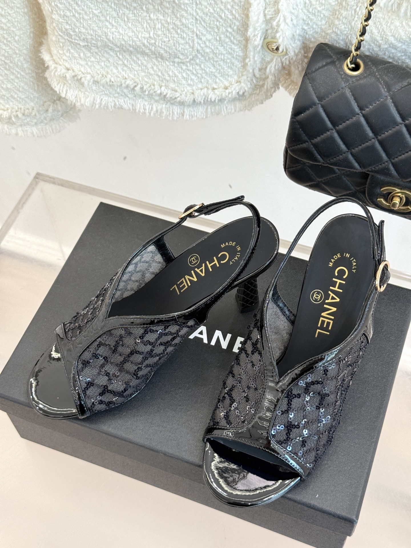 
CHANE*｜小香25A 夏季新品
 鱼嘴高跟凉鞋✨ 
经典双C基因融入摩登设计
鱼嘴勾勒性感，高跟撑