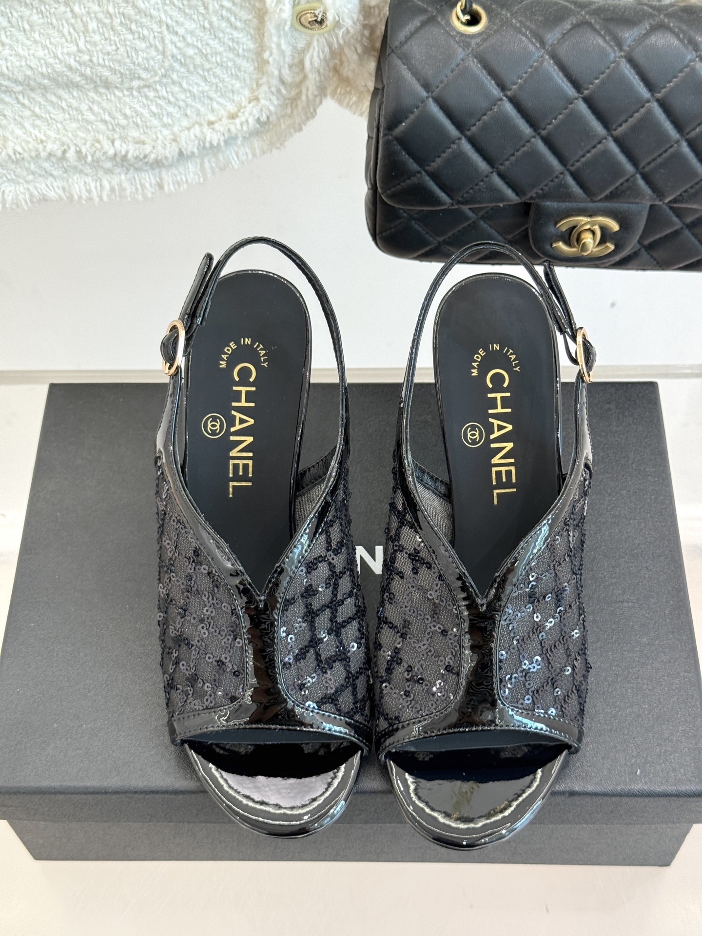 
CHANE*｜小香25A 夏季新品
 鱼嘴高跟凉鞋✨ 
经典双C基因融入摩登设计
鱼嘴勾勒性感，高跟撑
