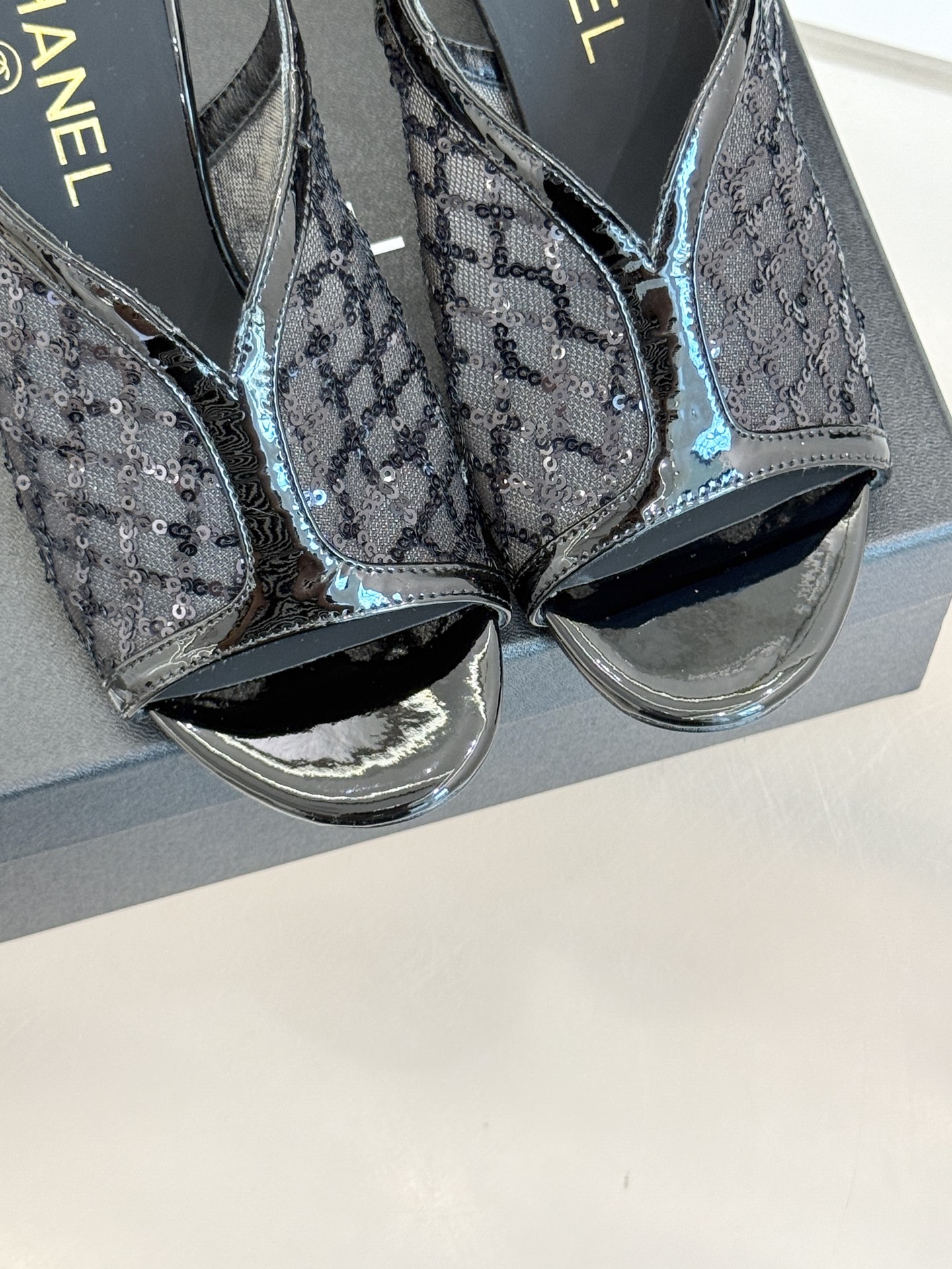 
CHANE*｜小香25A 夏季新品
 鱼嘴高跟凉鞋✨ 
经典双C基因融入摩登设计
鱼嘴勾勒性感，高跟撑