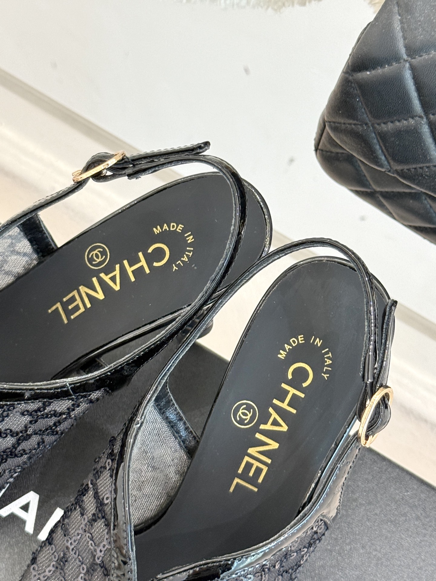 
CHANE*｜小香25A 夏季新品
 鱼嘴高跟凉鞋✨ 
经典双C基因融入摩登设计
鱼嘴勾勒性感，高跟撑