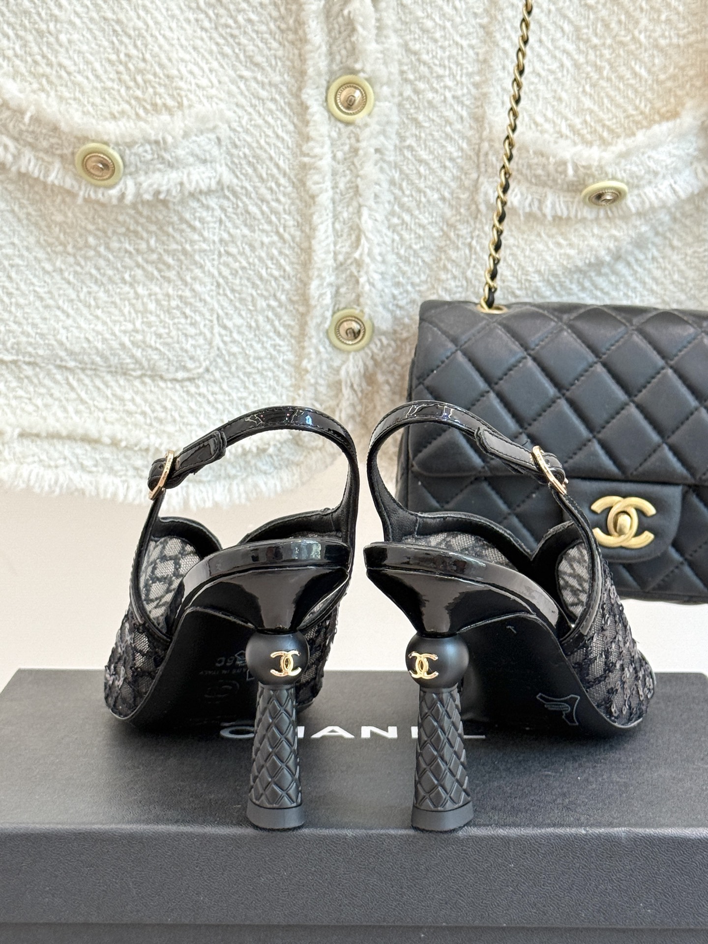 
CHANE*｜小香25A 夏季新品
 鱼嘴高跟凉鞋✨ 
经典双C基因融入摩登设计
鱼嘴勾勒性感，高跟撑