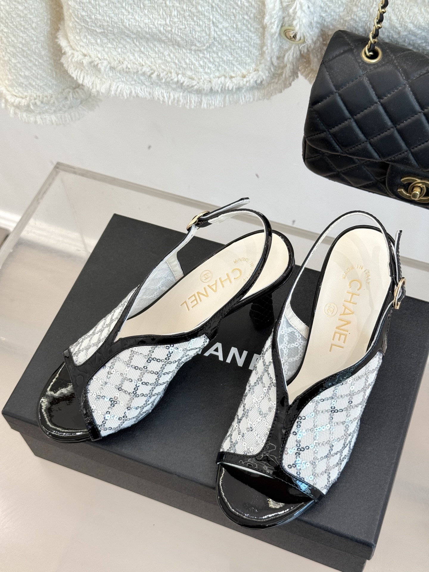 
CHANE*｜小香25A 夏季新品
 鱼嘴高跟凉鞋✨ 
经典双C基因融入摩登设计
鱼嘴勾勒性感，高跟撑