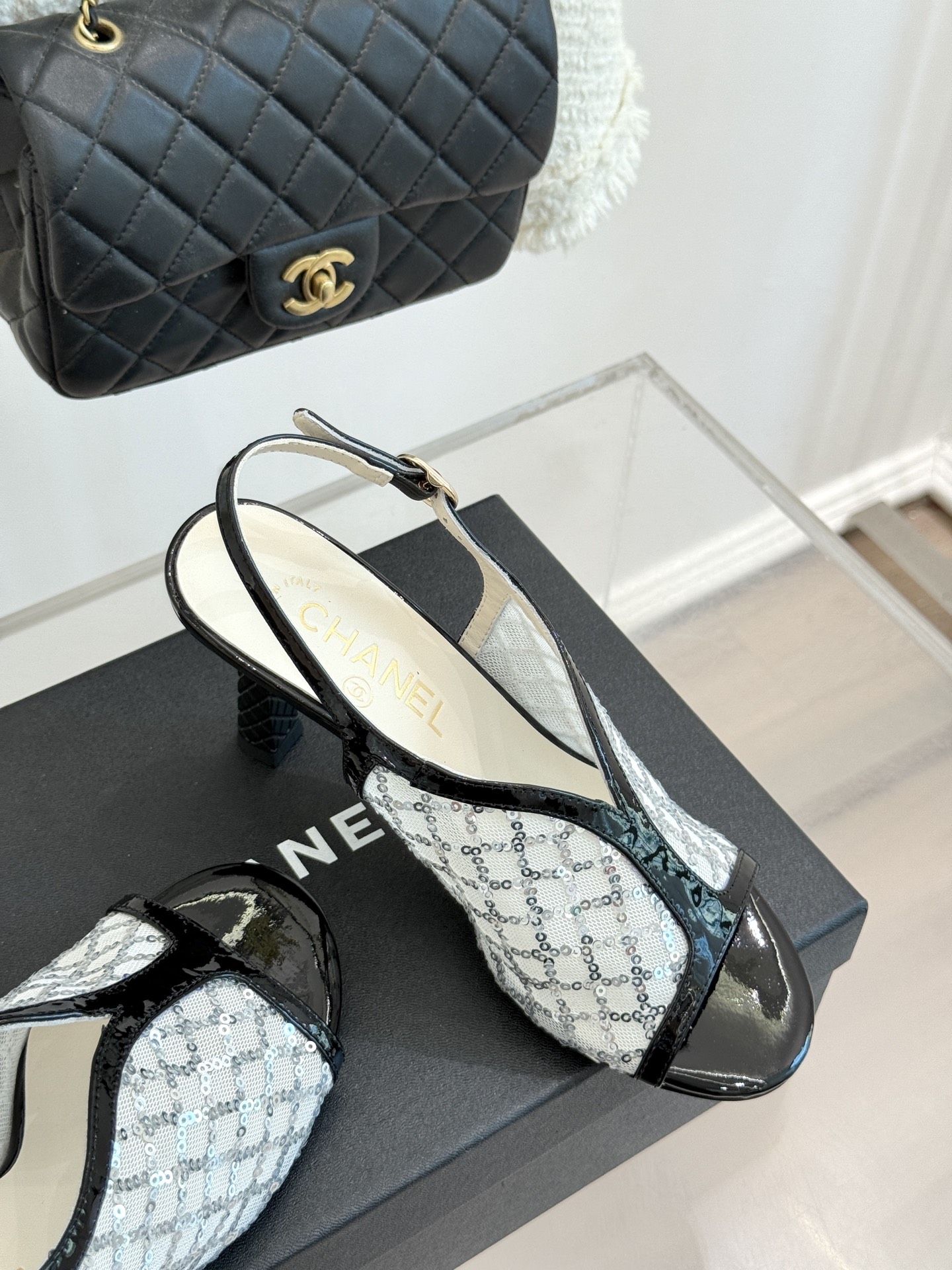
CHANE*｜小香25A 夏季新品
 鱼嘴高跟凉鞋✨ 
经典双C基因融入摩登设计
鱼嘴勾勒性感，高跟撑