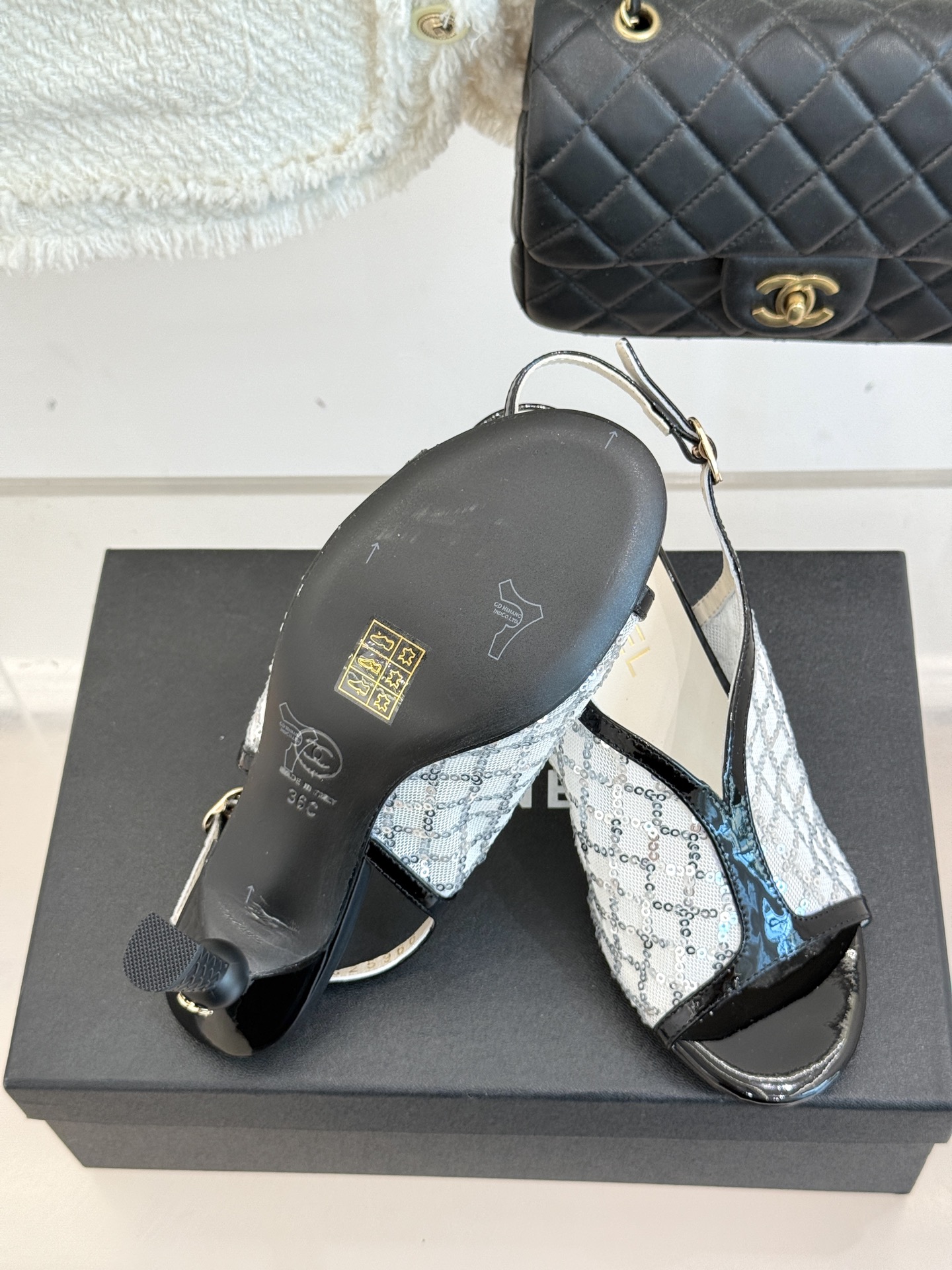 
CHANE*｜小香25A 夏季新品
 鱼嘴高跟凉鞋✨ 
经典双C基因融入摩登设计
鱼嘴勾勒性感，高跟撑