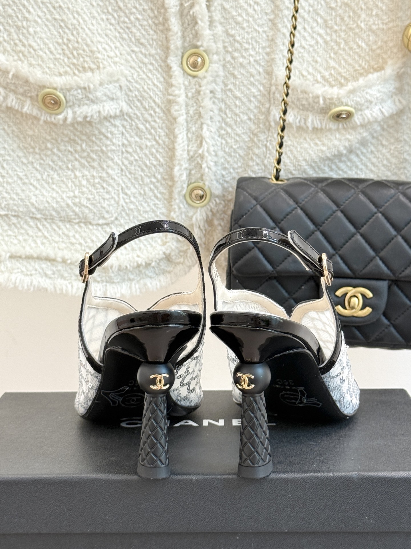 
CHANE*｜小香25A 夏季新品
 鱼嘴高跟凉鞋✨ 
经典双C基因融入摩登设计
鱼嘴勾勒性感，高跟撑