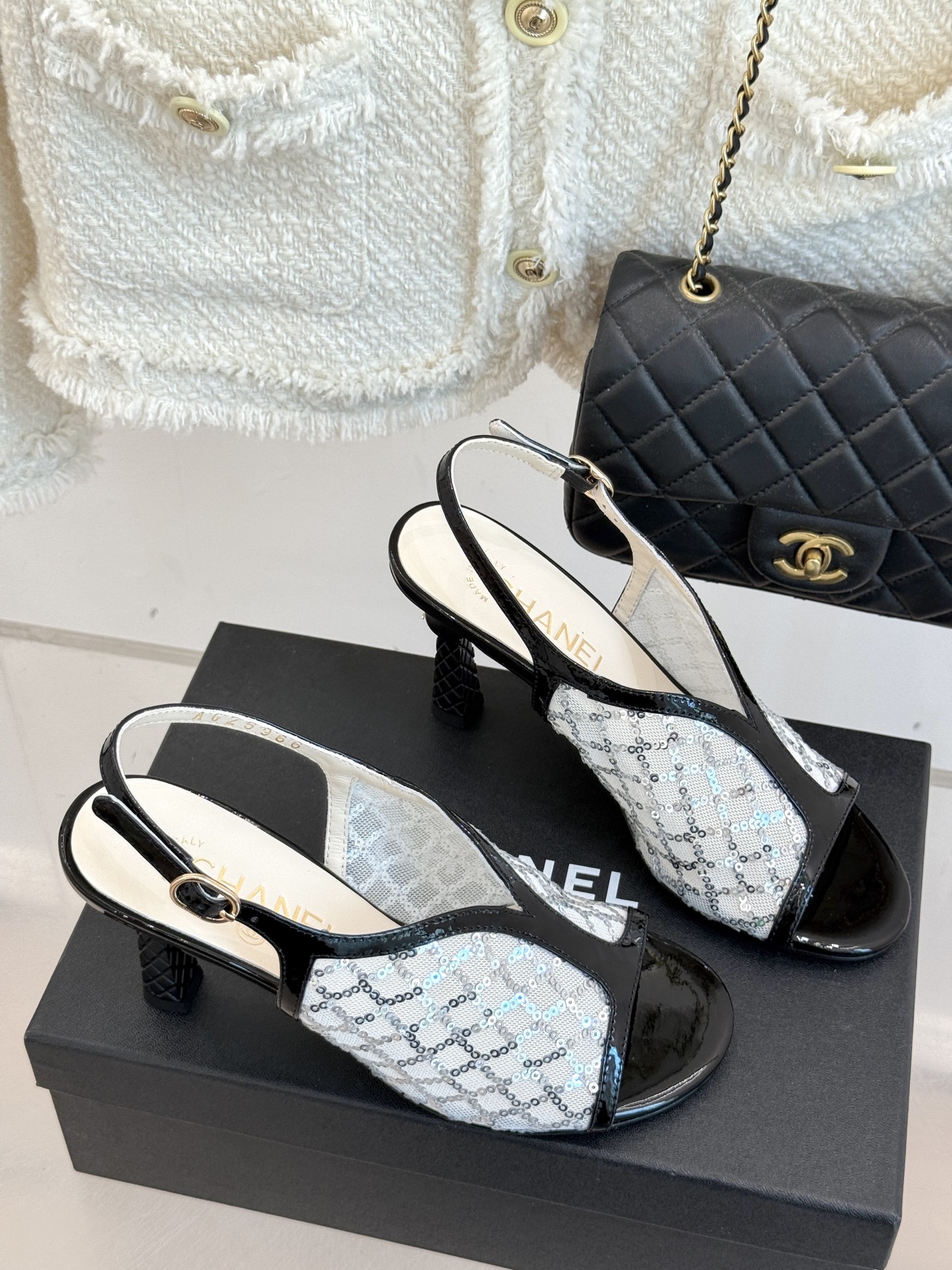 
CHANE*｜小香25A 夏季新品
 鱼嘴高跟凉鞋✨ 
经典双C基因融入摩登设计
鱼嘴勾勒性感，高跟撑