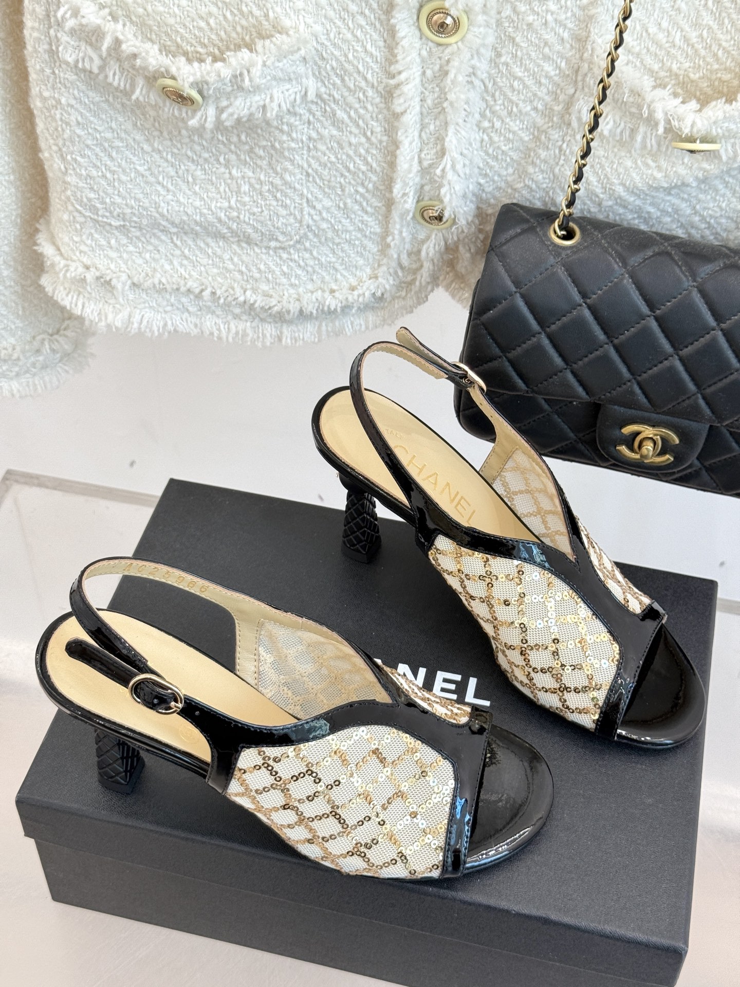
CHANE*｜小香25A 夏季新品
 鱼嘴高跟凉鞋✨ 
经典双C基因融入摩登设计
鱼嘴勾勒性感，高跟撑