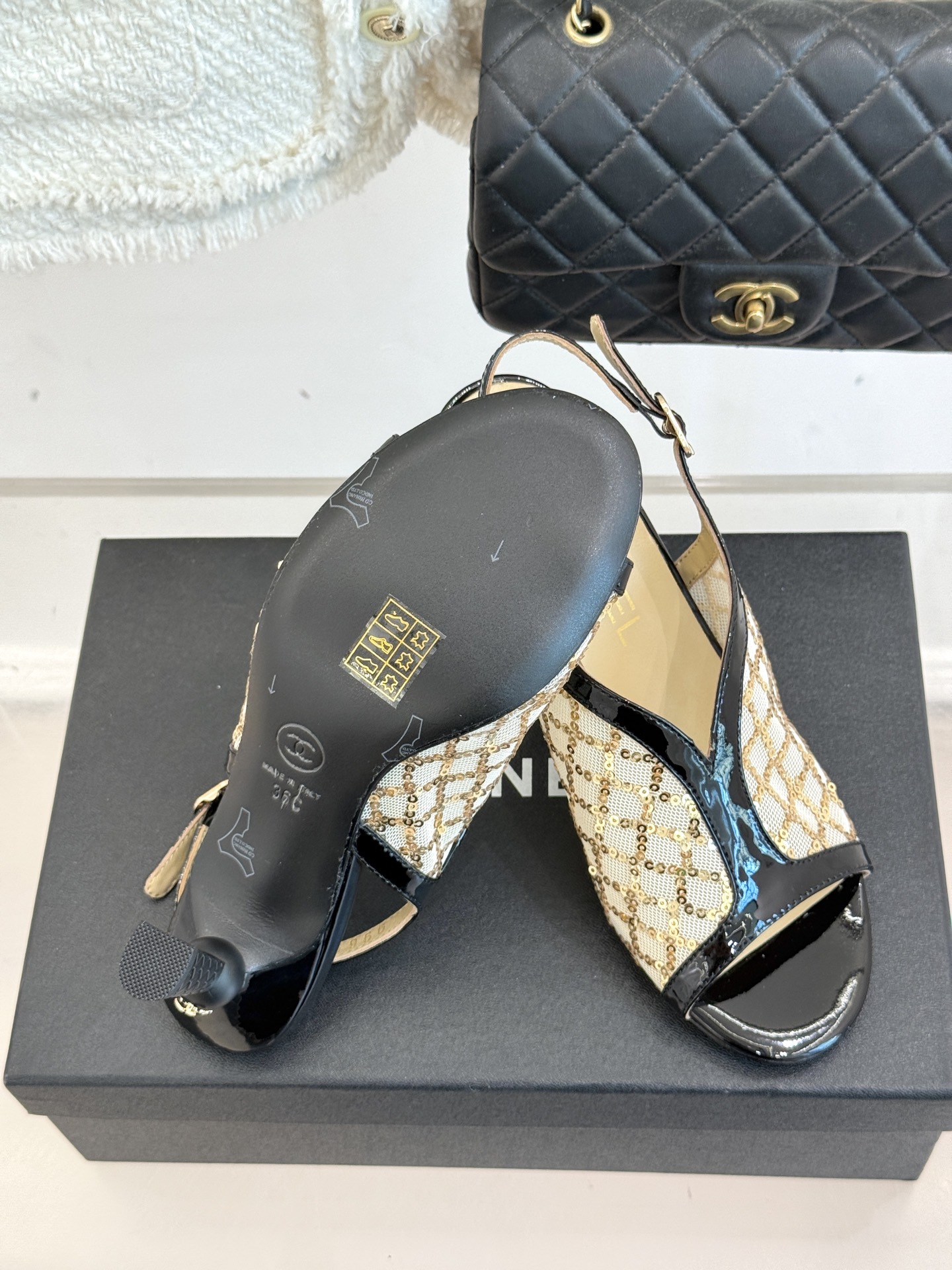 
CHANE*｜小香25A 夏季新品
 鱼嘴高跟凉鞋✨ 
经典双C基因融入摩登设计
鱼嘴勾勒性感，高跟撑