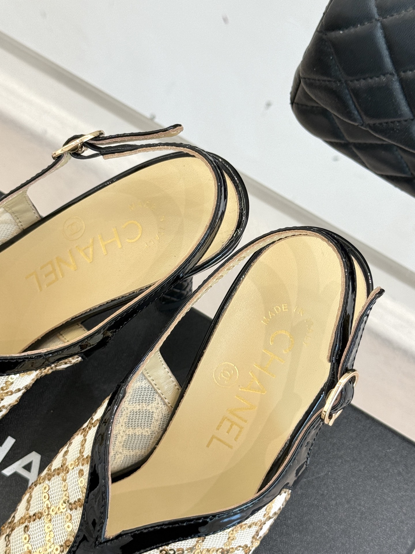 
CHANE*｜小香25A 夏季新品
 鱼嘴高跟凉鞋✨ 
经典双C基因融入摩登设计
鱼嘴勾勒性感，高跟撑