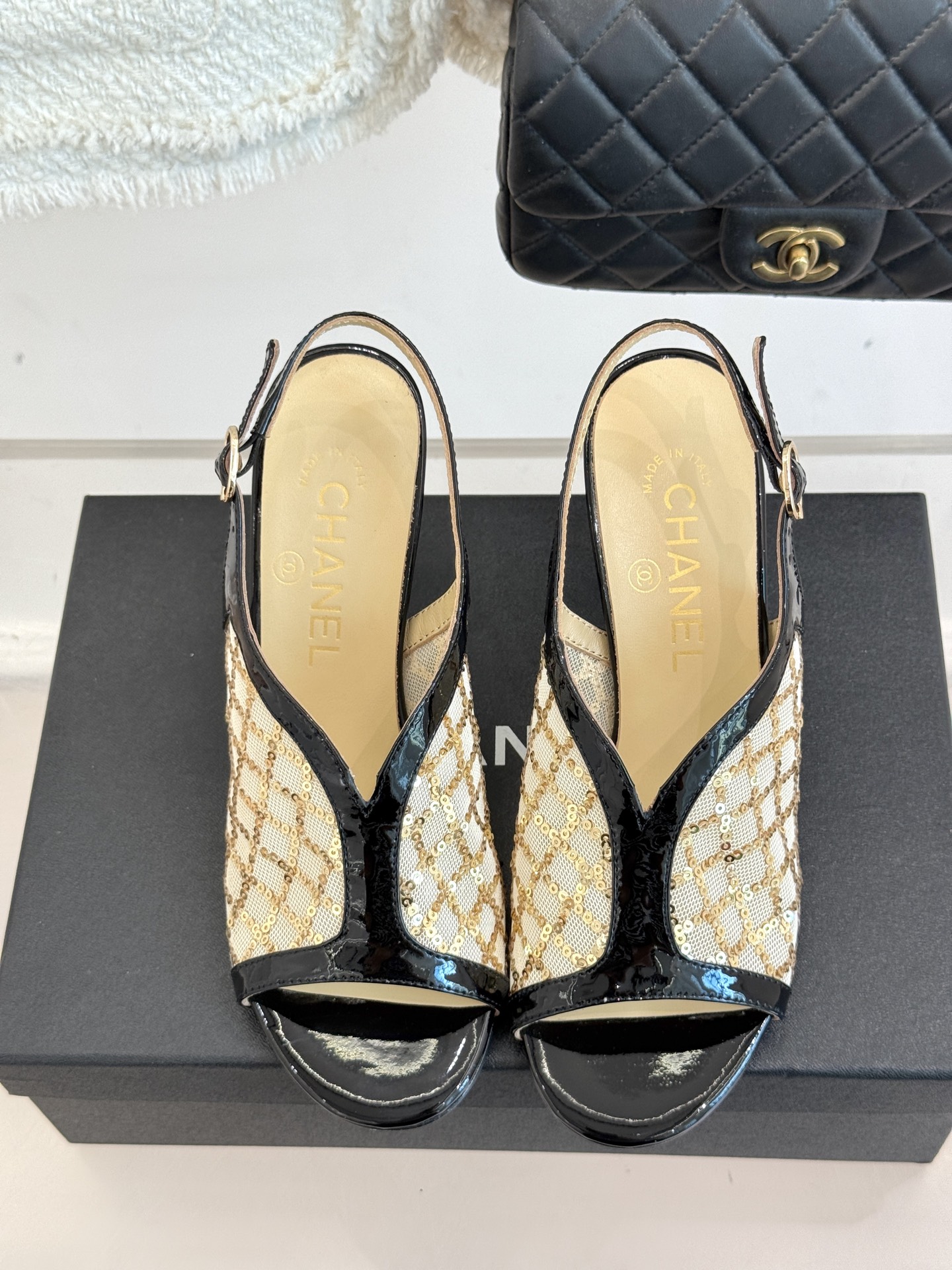 
CHANE*｜小香25A 夏季新品
 鱼嘴高跟凉鞋✨ 
经典双C基因融入摩登设计
鱼嘴勾勒性感，高跟撑