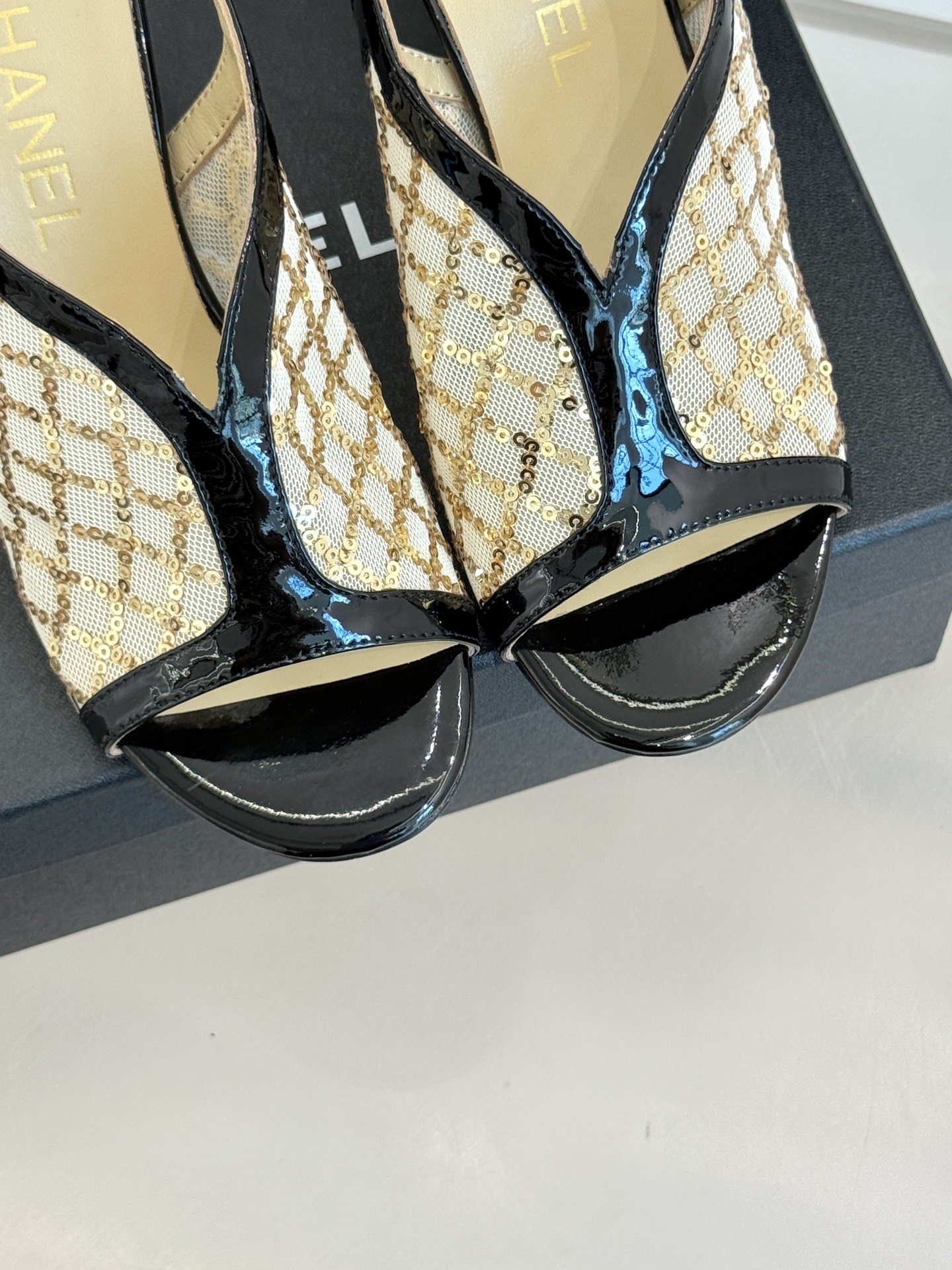 
CHANE*｜小香25A 夏季新品
 鱼嘴高跟凉鞋✨ 
经典双C基因融入摩登设计
鱼嘴勾勒性感，高跟撑